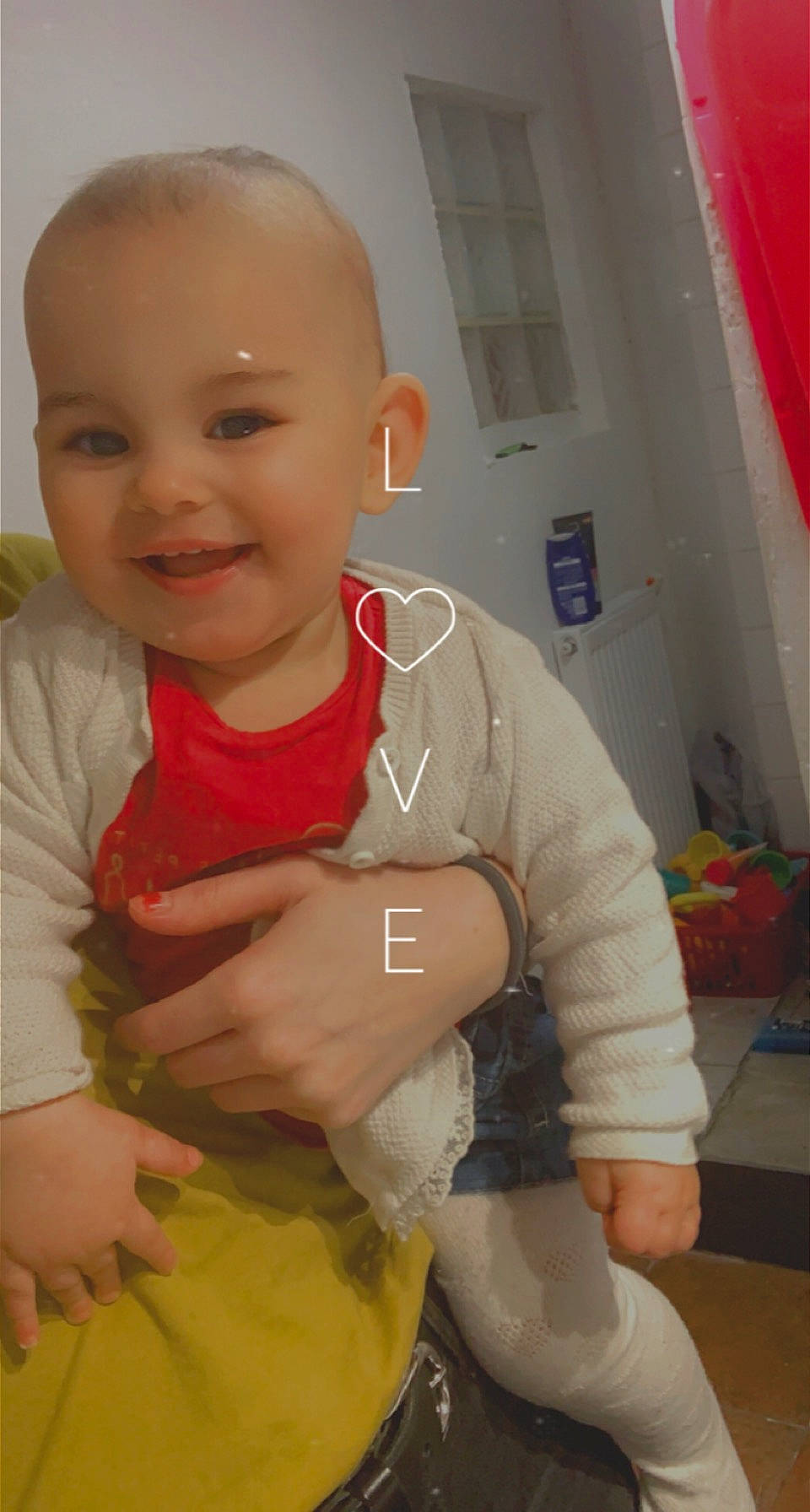 Lùna participe au concours pour gagner de l'argent avec cette photo : arm, baby, baby_toddler_clothing, child, ear, finger, hand, joy, overall, person, skin, sleeve, thumb, toddler, tooth