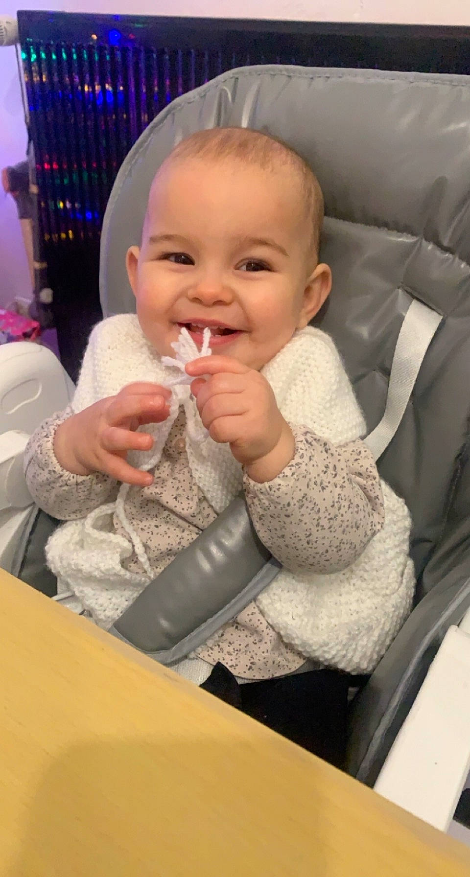 Lùna participe au concours pour gagner de l'argent avec cette photo : baby, baby_products, baby_toddler_clothing, car_seat, child, comfort, dairy, dessert, eating, finger, food_craving, hand, joy, kitchen_utensil, laugh, person, product, taste, thumb, toddler