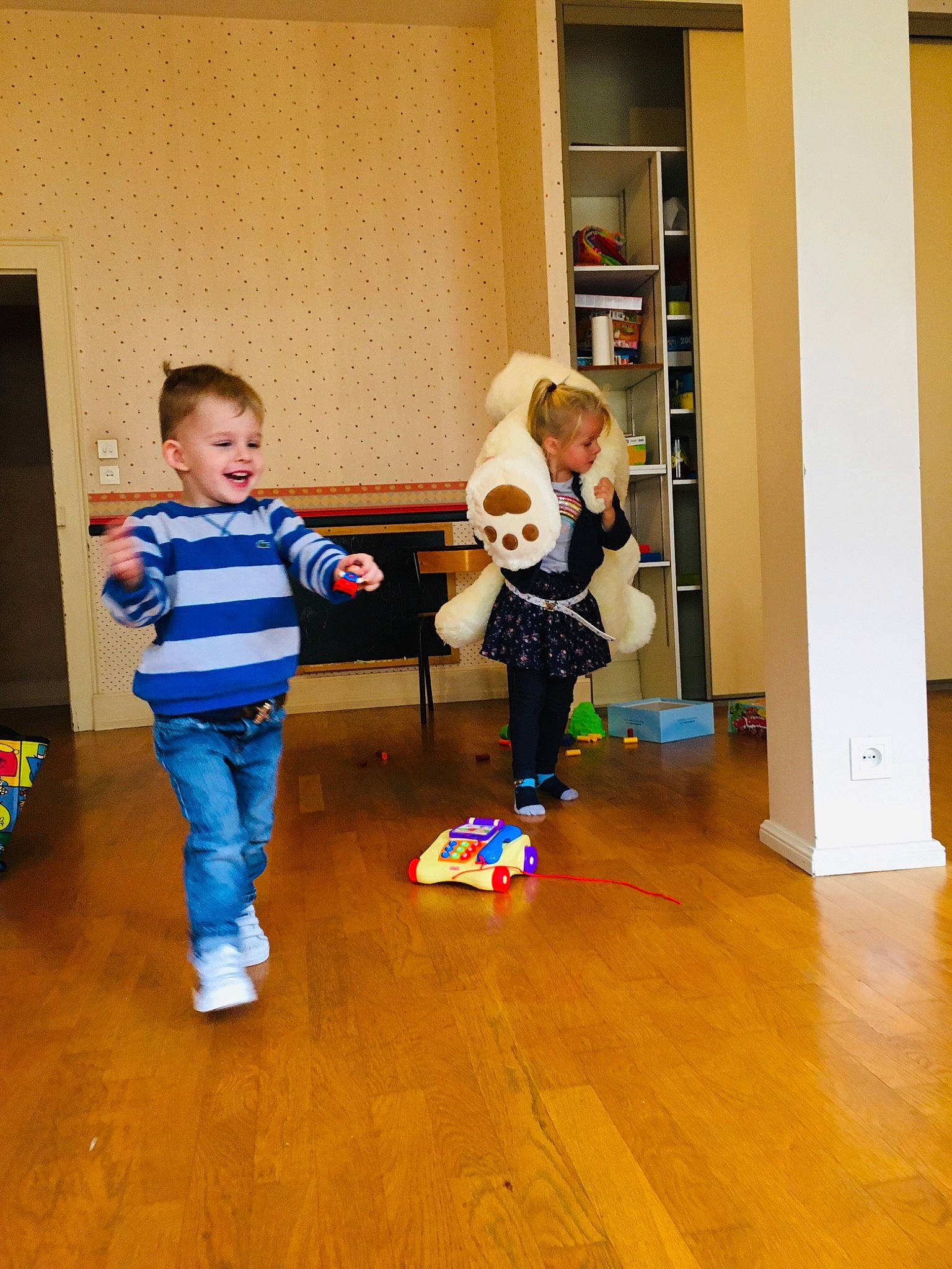 Louis participe au concours pour gagner de l'argent avec cette photo : child, floor, flooring, hardwood, person, play, room, standing, toddler, wood, wood_flooring