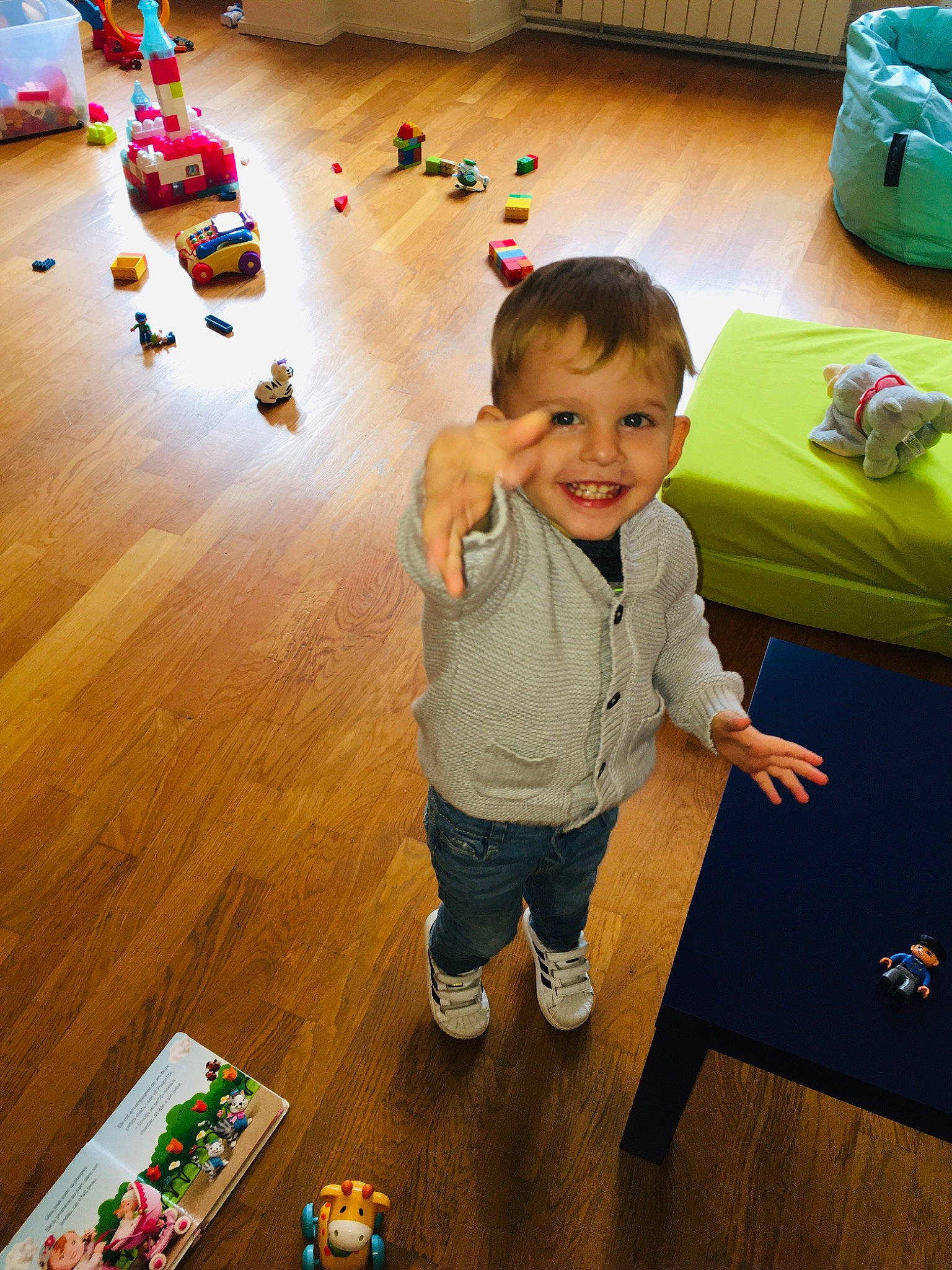 Louis a rejoint le concours — aidez-le/la à gagner de superbes lots ! child, floor, flooring, fun, games, hardwood, joy, leisure, person, play, room, toddler, toy