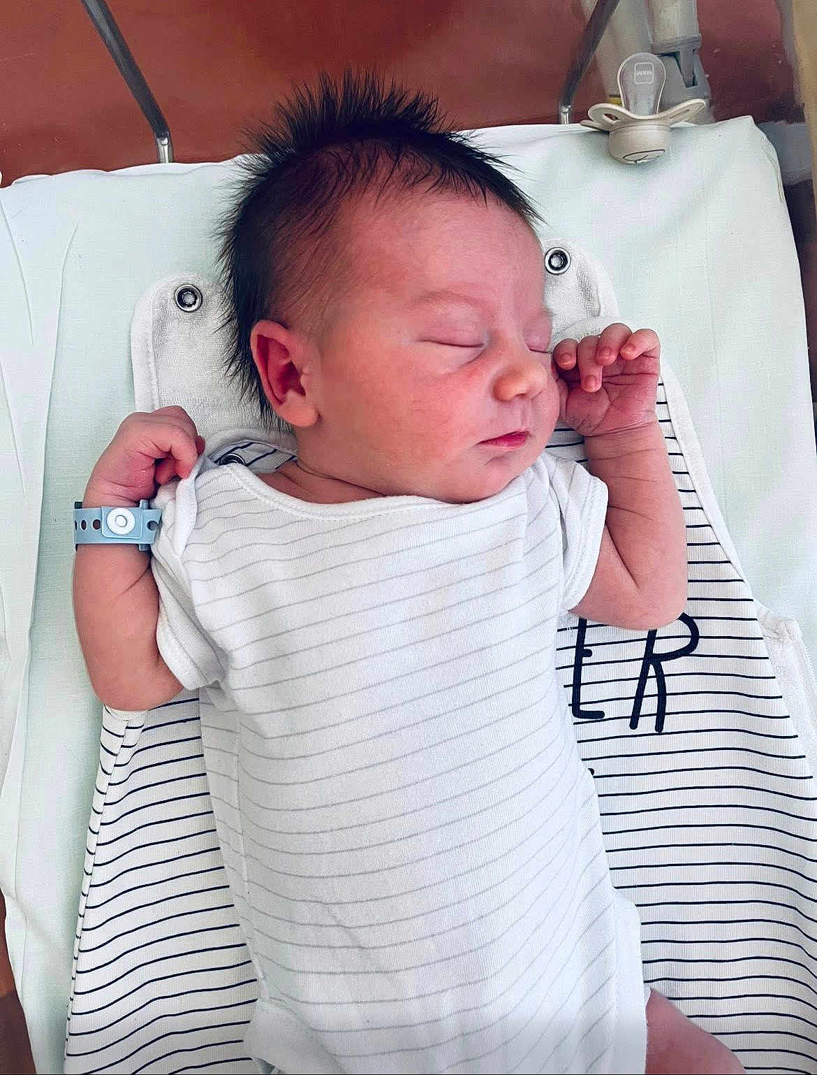 Aiden a rejoint le concours — aidez-le/la à gagner de superbes lots ! newborn, baby, sleeping, infant, onesie, hospital, wristband, pacifier, blanket, striped, peaceful, resting, bed, skin, hair, face, child, closeup, indoors, cute