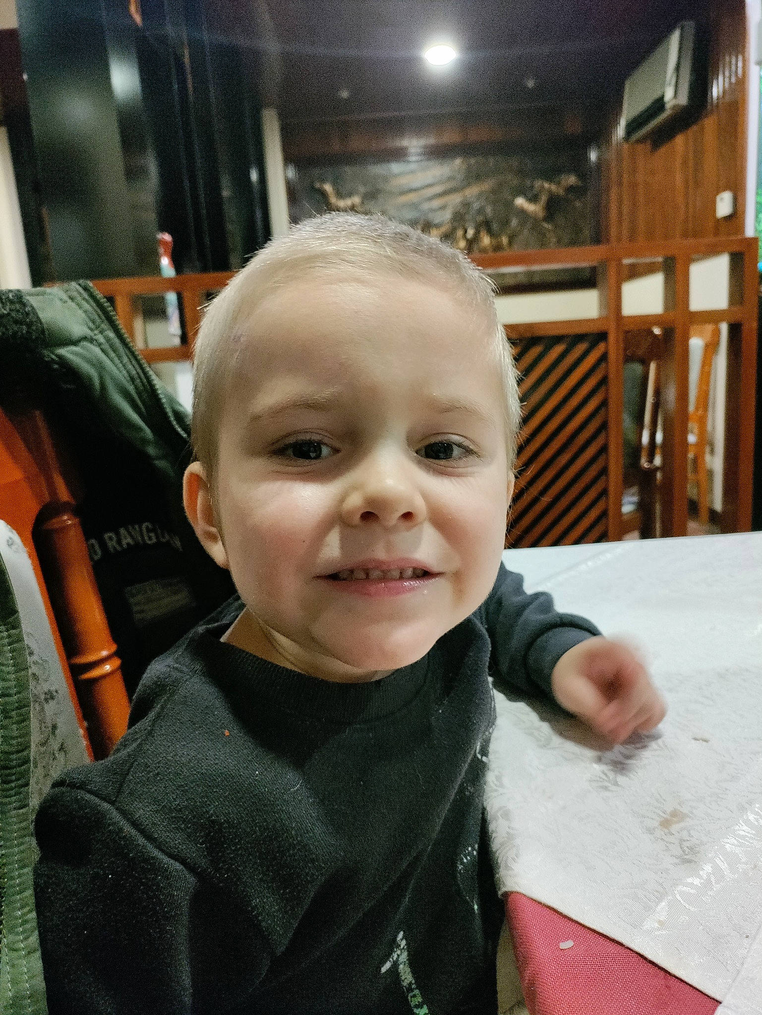 Kévin a rejoint le concours — aidez-le/la à gagner de superbes lots ! baby, baby_carriage, baby_toddler_clothing, buzz_cut, chair, cheek, child, fun, gesture, happy, joy, person, room, sitting, smile, t_shirt, table, thumb, toddler, vacation
