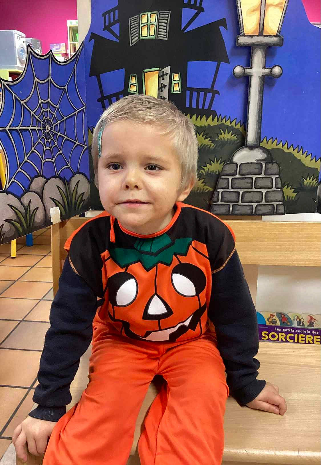 Kévin a rejoint le concours — aidez-le/la à gagner de superbes lots ! art, baby, baby_toddler_clothing, child, cool, electric_blue, fictional_character, flooring, fun, happy, leisure, machine, organ, person, product, sky, sleeve, standing, t_shirt, toddler