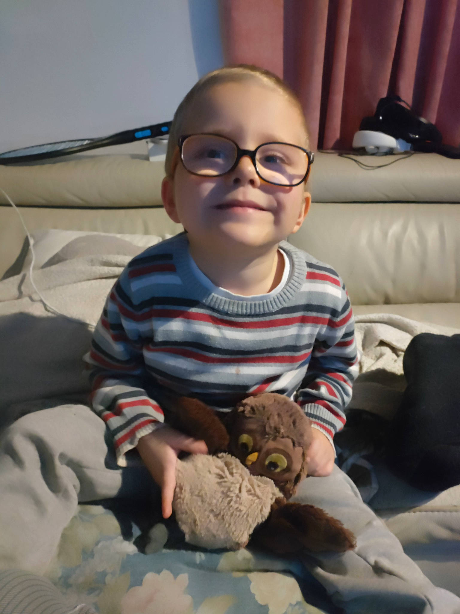 Kévin participe au concours pour gagner de l'argent avec cette photo : baby, baby_toddler_clothing, cheek, child, comfort, eyewear, finger, flooring, fun, hand, happy, linens, mammal, person, room, sitting, skin, sleeve, smile, toddler