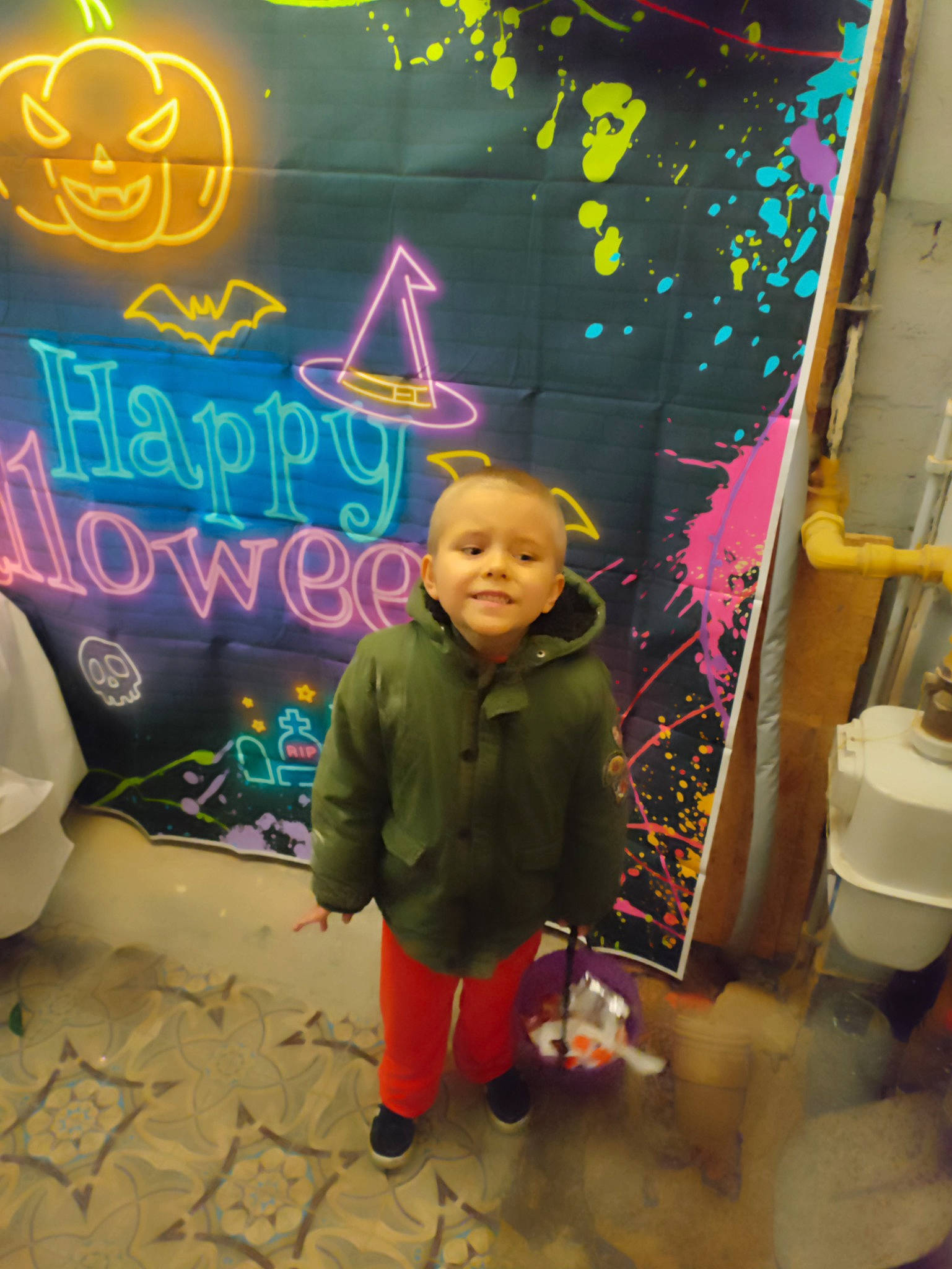 Kévin participe au concours pour gagner de l'argent avec cette photo : art, artist, child, event, flooring, font, fun, holiday, hoodie, joy, logo, magenta, pattern, person, purple, room, t_shirt, toddler, tree, visual_arts