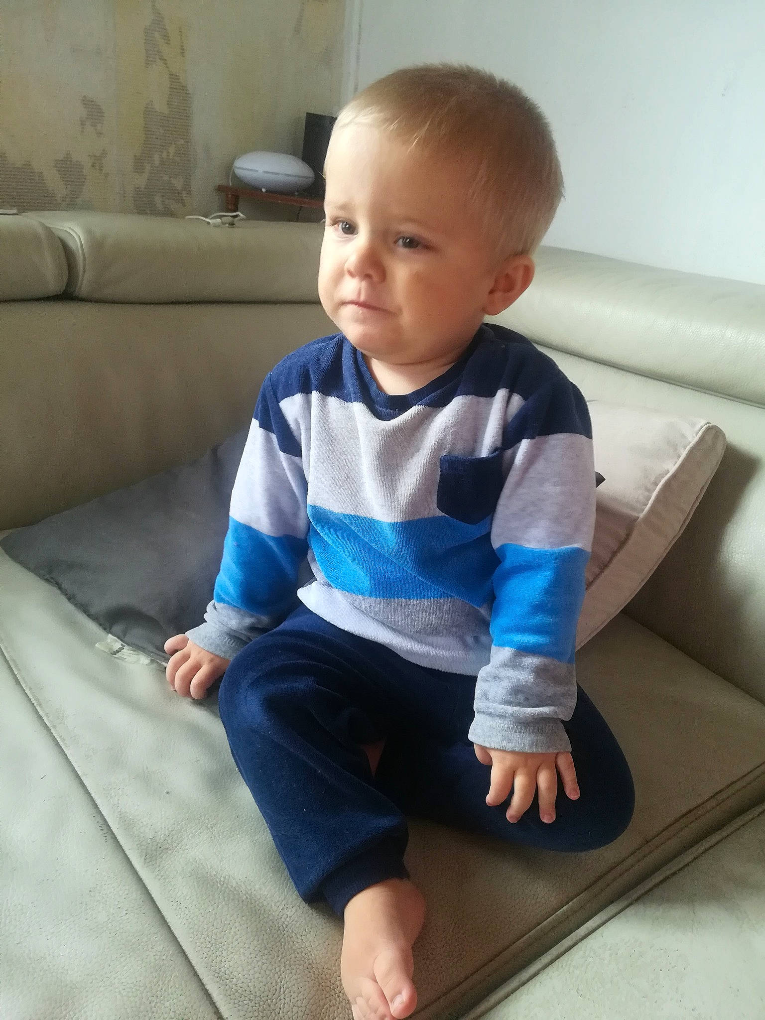 Kévin a rejoint le concours — aidez-le/la à gagner de superbes lots ! azure, baby, baby_toddler_clothing, barefoot, child, comfort, couch, elbow, electric_blue, finger, floor, flooring, human_leg, knee, person, sitting, skin, sleeve, t_shirt, toddler