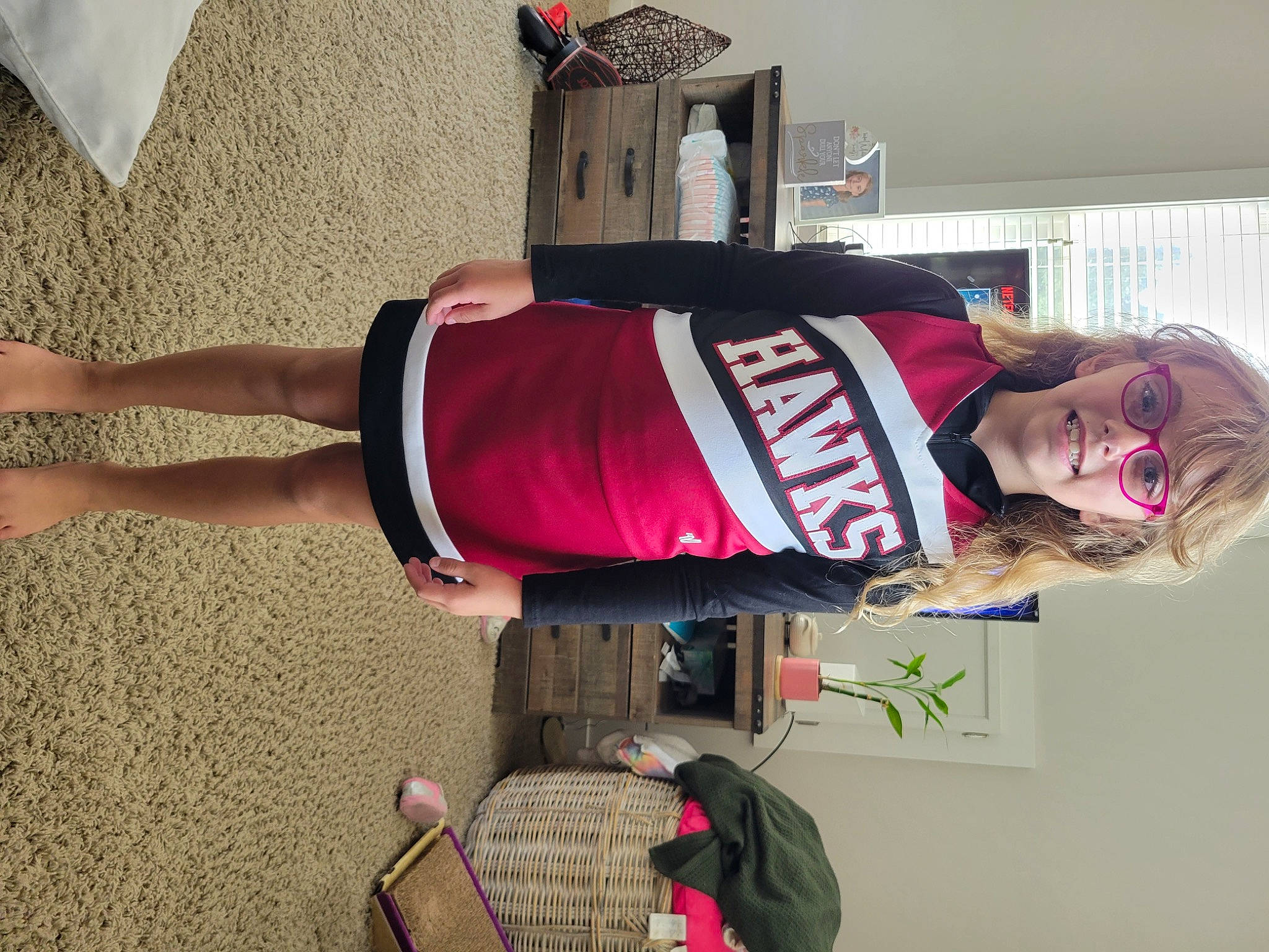 Penelope is registered to the contest to win money with this photo: abdomen, active_pants, calf, chest, door, elbow, human_leg, joint, joy, knee, magenta, person, physical_fitness, shorts, shoulder, sleeve, sportswear, t_shirt, thigh, trunk