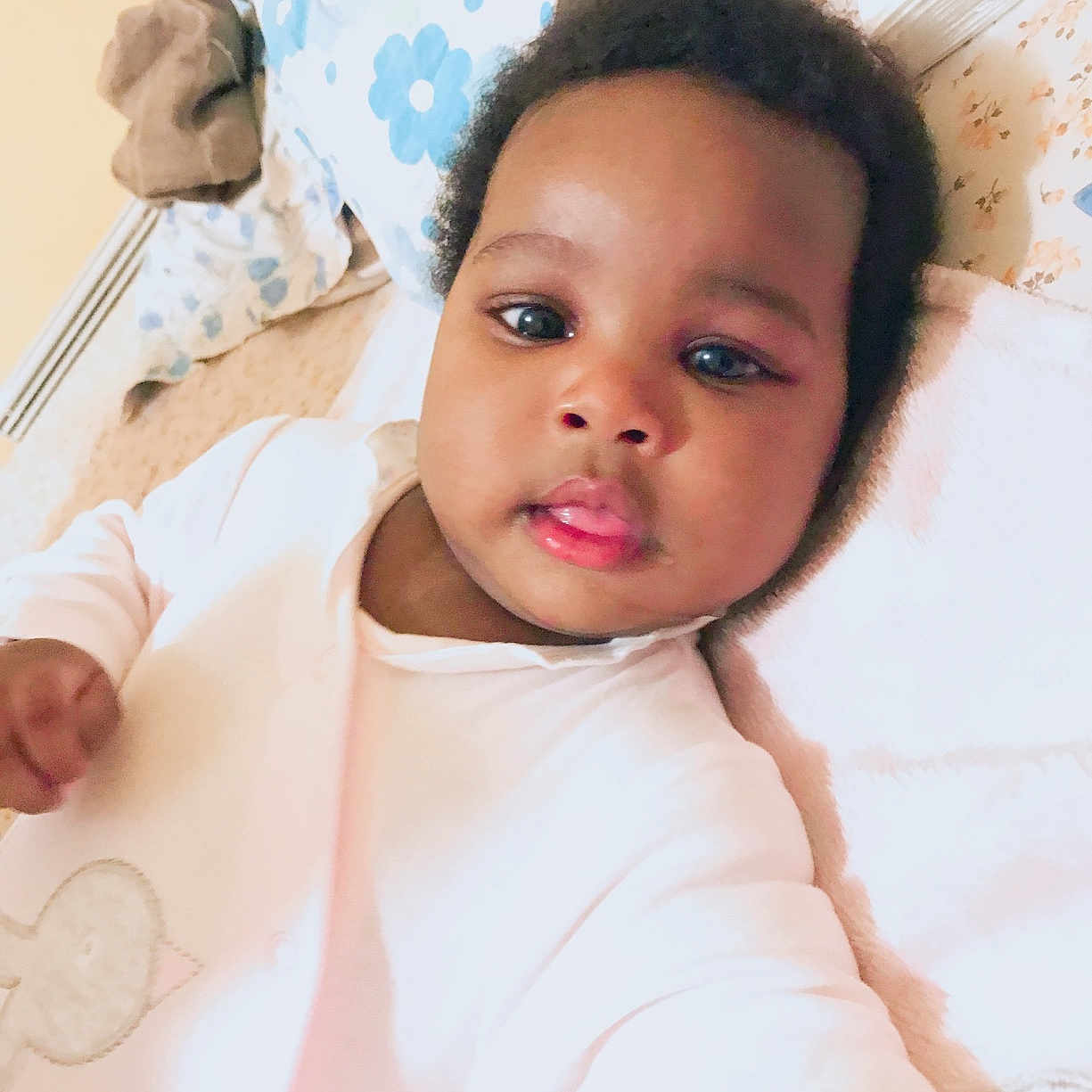 Malhya participe au concours pour gagner de l'argent avec cette photo : adorable, baby, bed, blanket, child, closeup, clothing, comfort, cute, expression, face, head, indoor, infant, lying_down, portrait, skin, sleepwear, soft_toys, young