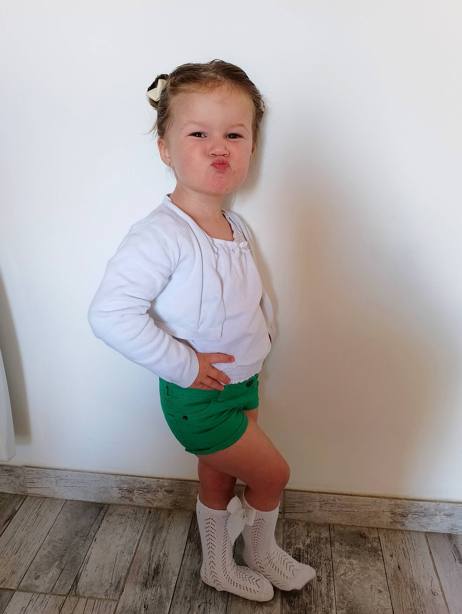 Joyce participe au concours pour gagner de l'argent avec cette photo : baby_toddler_clothing, clothing, face, flash_photography, flooring, foot, hardwood, human_leg, knee, leg, person, shorts, skin, sleeve, sock, sportswear, thigh, toddler, trunk, waist