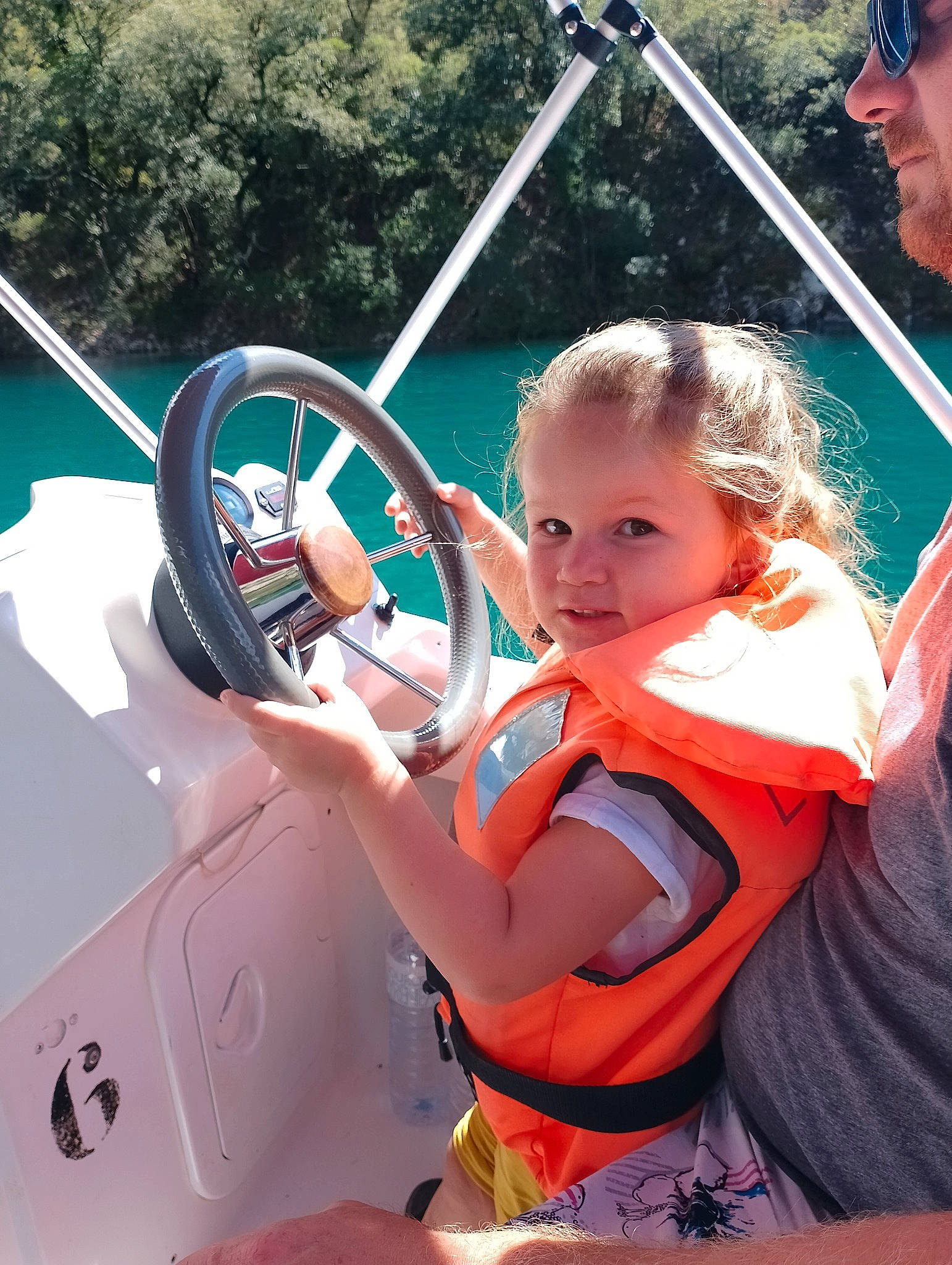 Joyce participe au concours pour gagner de l'argent avec cette photo : automotive_design, automotive_exterior, boat, fun, goggles, happy, leisure, lifejacket, motor_vehicle, naval_architecture, person, recreation, rim, steering_wheel, sunglasses, toddler, vehicle, vehicle_door, watercraft, wheel