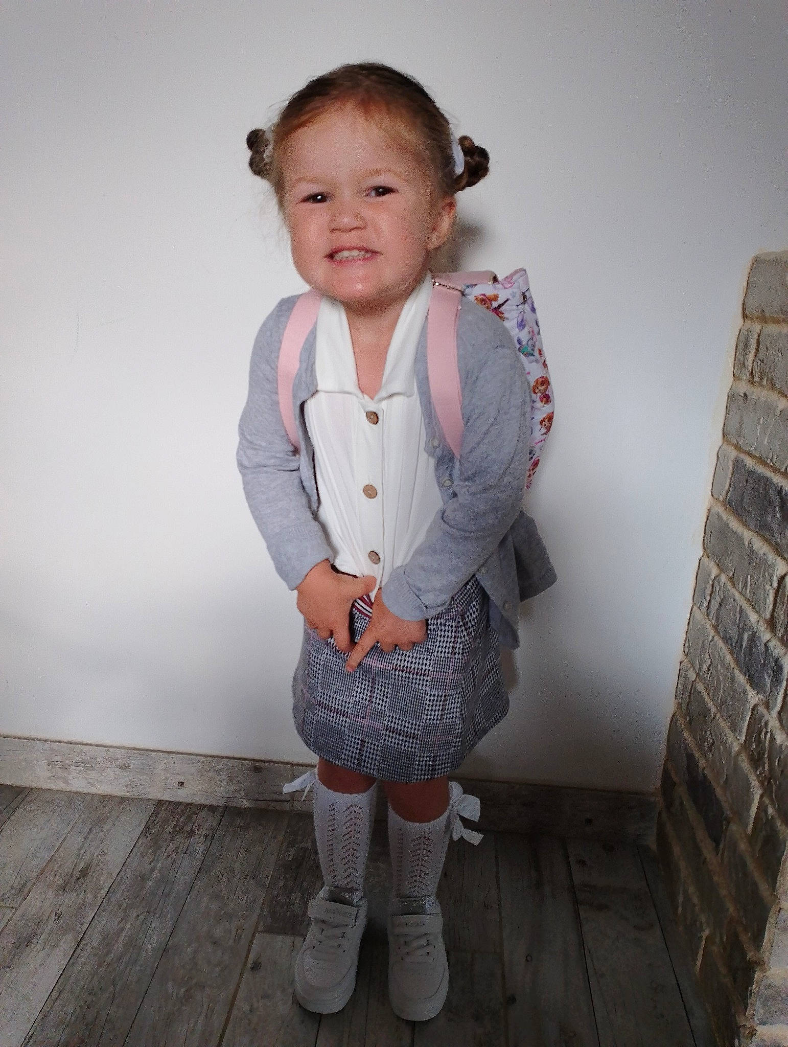 Joyce a rejoint le concours — aidez-le/la à gagner de superbes lots ! baby_toddler_clothing, collar, dress_shirt, face, fashion_accessory, fashion_design, flooring, happy, head, human_body, human_leg, jewellery, knee, leg, pattern, person, sleeve, smile, sock, toddler
