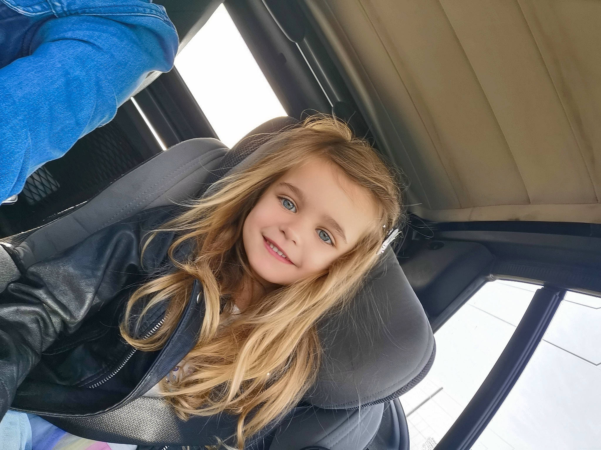 Alice participe au concours pour gagner de l'argent avec cette photo : auto_part, automotive_design, automotive_exterior, beauty, blond, brown_hair, comfort, denim, electric_blue, flash_photography, fun, happy, joy, long_hair, motor_vehicle, person, personal_luxury_car, smile, travel, vehicle_door