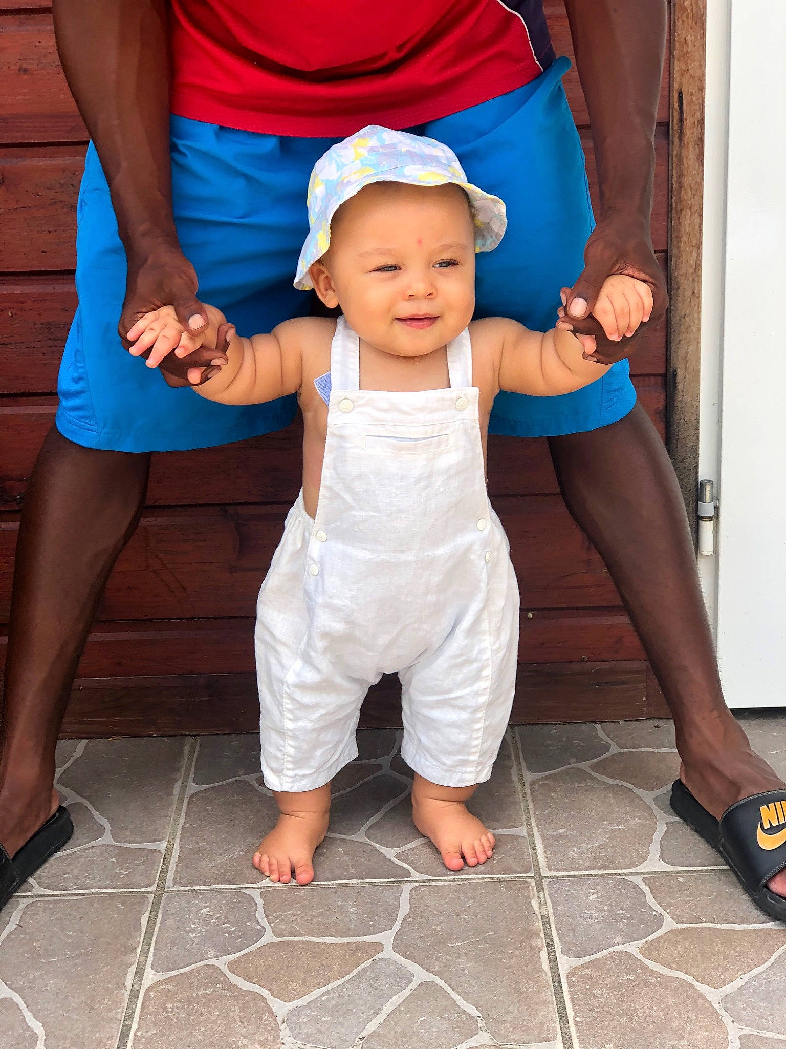 Kyle participe au concours pour gagner de l'argent avec cette photo : arm, baby, barefoot, child, fun, joy, leg, person, smile, toddler, vacation