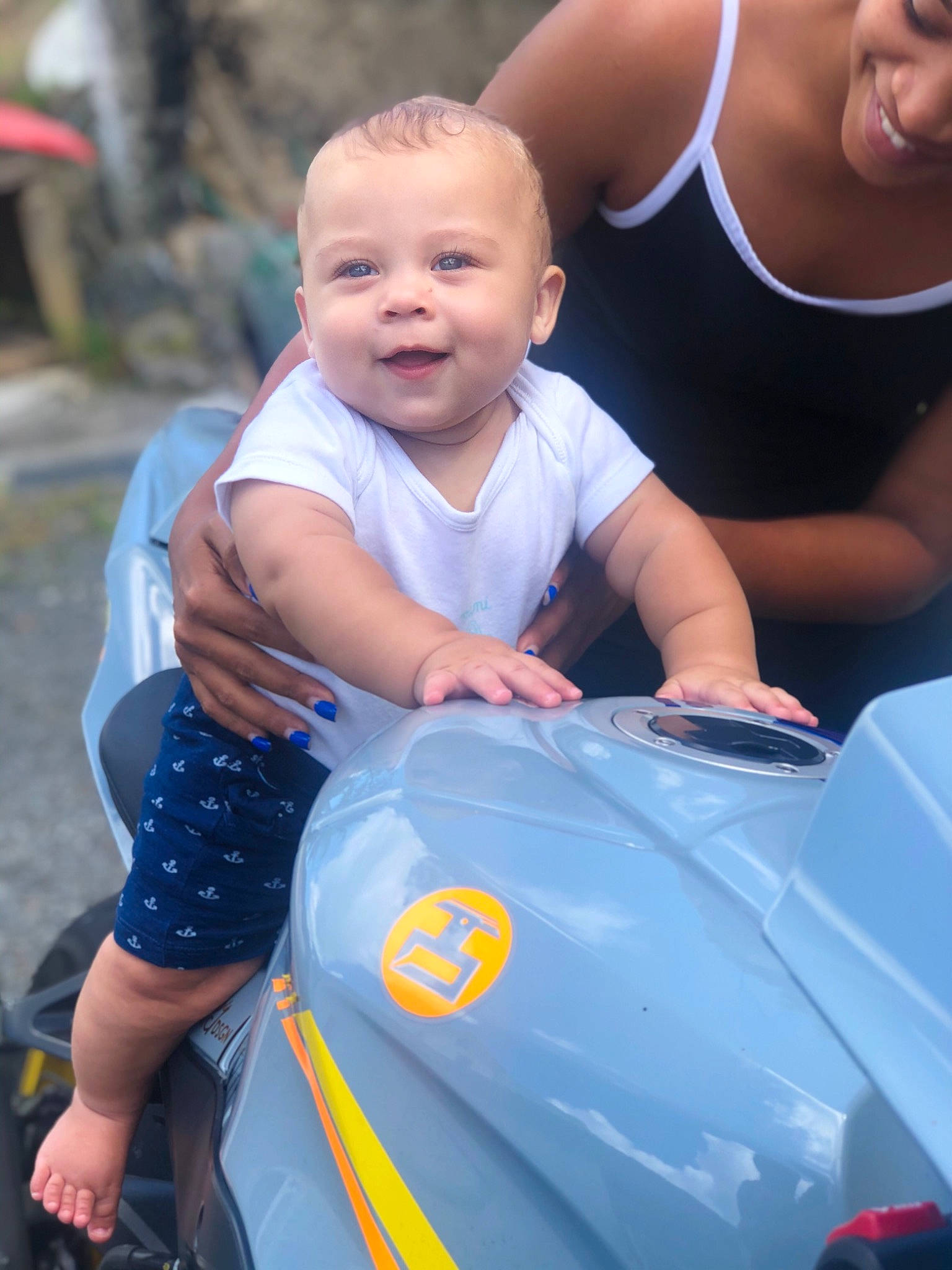 Kyle a rejoint le concours — aidez-le/la à gagner de superbes lots ! baby, child, facial_expression, family, fun, happy, joy, leisure, people, person, recreation, skin, smile, summer, toddler, vacation, vehicle, water