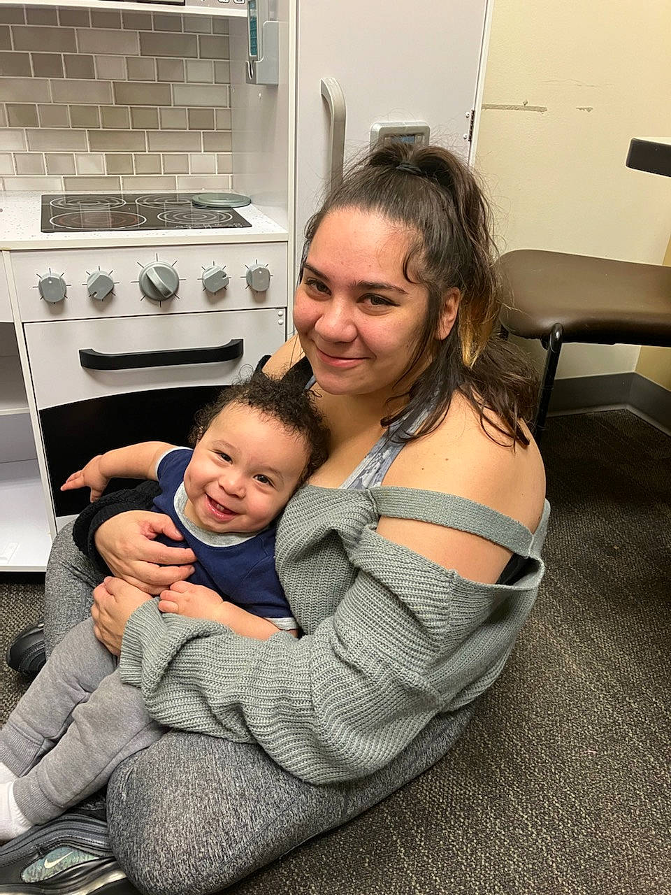 Kartier is registered to the contest to win money with this photo: baby, child, comfort, cooking, flooring, gas, gesture, happy, home_appliance, joy, kitchen, kitchen_appliance, kitchen_stove, major_appliance, microwave_oven, person, room, sitting, skin, smile