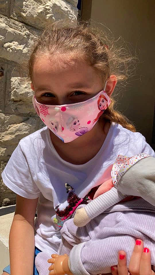 Emma participe au concours pour gagner de l'argent avec cette photo : chin, cool, eyebrow, eyelash, eyewear, fun, goggles, happy, jaw, lip, mouth, neck, person, personal_protective_equipment, pink, skin, sleeve, t_shirt, textile, vision_care