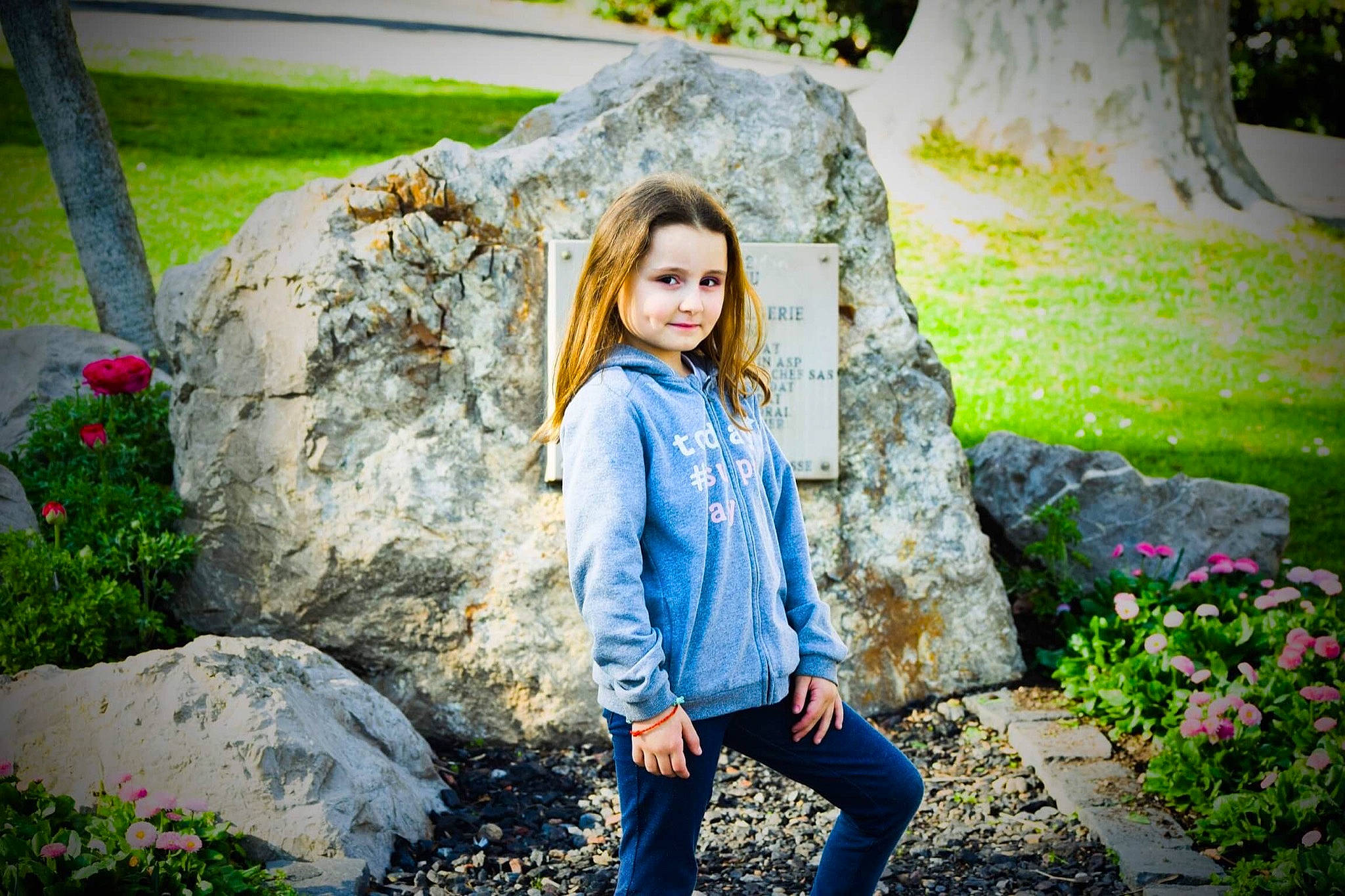 Emma participe au concours pour gagner de l'argent avec cette photo : botany, cool, eye, fashion, flash_photography, grass, green, hairstyle, happy, leaf, leisure, light, people_in_nature, person, photograph, plant, smile, street_fashion, textile, tree