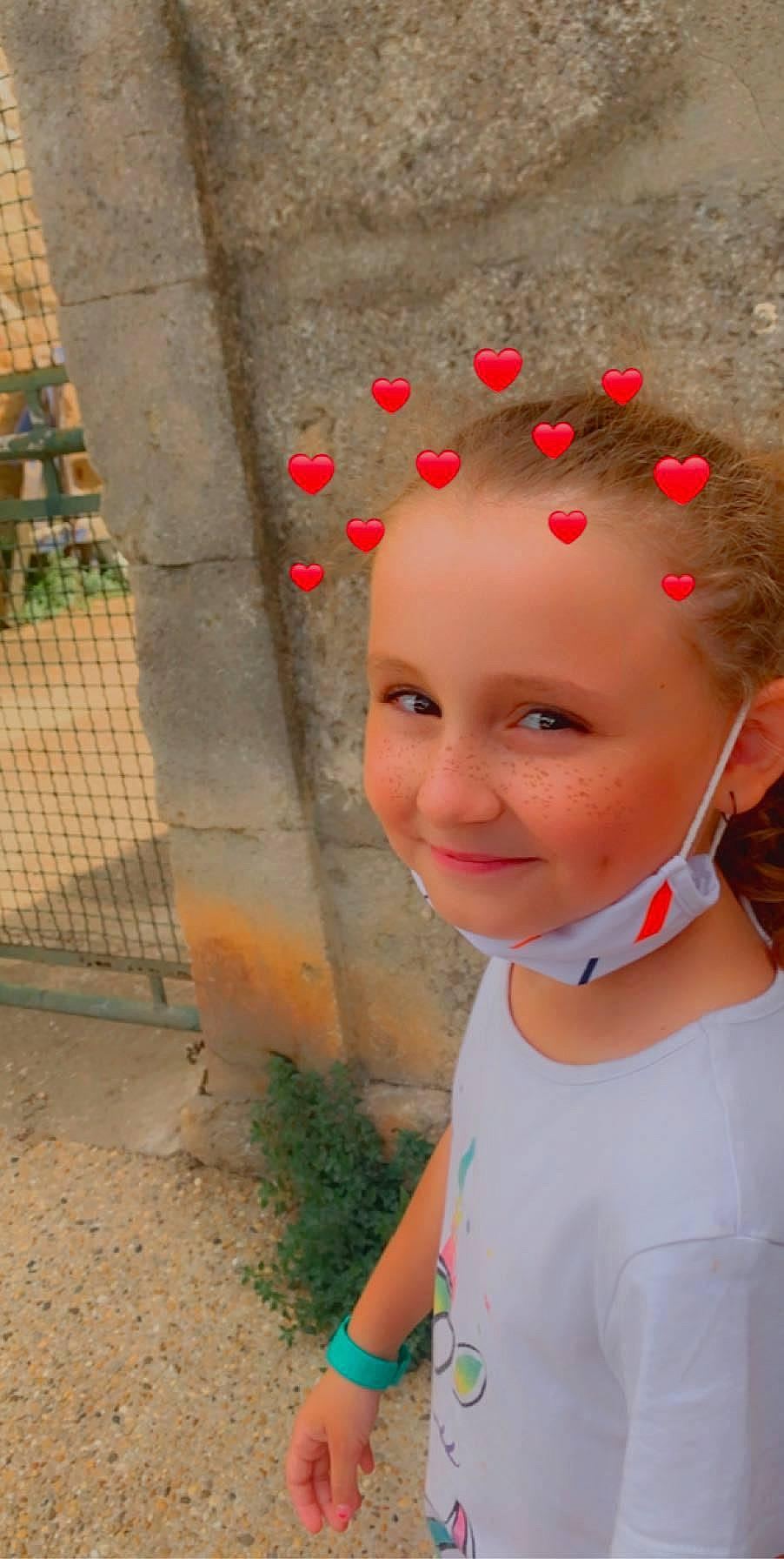 Emma participe au concours pour gagner de l'argent avec cette photo : baby_toddler_clothing, child, chin, event, eye, face, fashion_accessory, fun, grass, hair_accessory, happy, head, headband, headgear, headpiece, joy, leisure, lip, party_supply, person