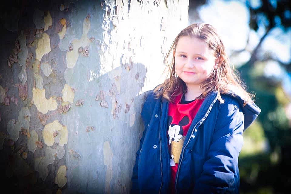 Emma participe au concours pour gagner de l'argent avec cette photo : brown_hair, child, electric_blue, eye, flash_photography, forest, fun, grass, hair, happy, iris, jewellery, joy, lighting, people_in_nature, person, purple, smile, street_fashion, sunlight