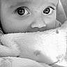 Alba a rejoint le concours — aidez-le/la à gagner de superbes lots ! baby, blanket, black_and_white, close_up, face, eyes, infant, looking, soft_texture, portrait, cute, child, cozy, expression, young, wrapped, innocence, warmth, curious, monochrome