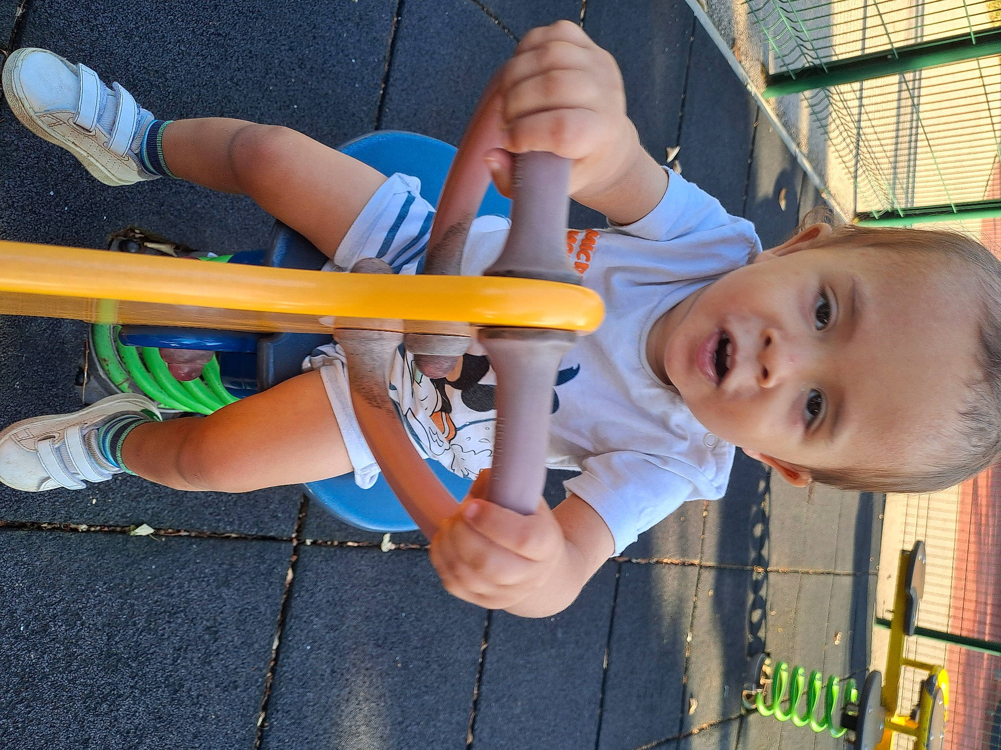 Timeo participe au concours pour gagner de l'argent avec cette photo : baby, baby_toddler_clothing, face, fence, finger, fun, grass, hand, happy, human_leg, knee, leg, leisure, person, shorts, smile, sock, thigh, thumb, toddler