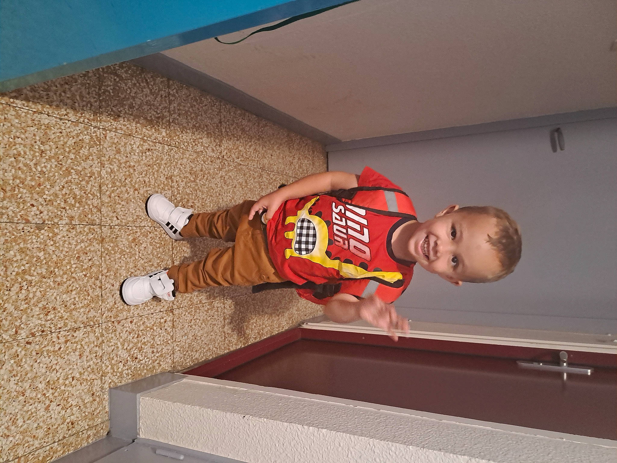 Anthonio a rejoint le concours — aidez-le/la à gagner de superbes lots ! ceiling, child, concrete, elbow, floor, flooring, fun, hardwood, joy, knee, leg, person, room, shorts, sleeve, sportswear, t_shirt, toddler, varnish, walking_shoe