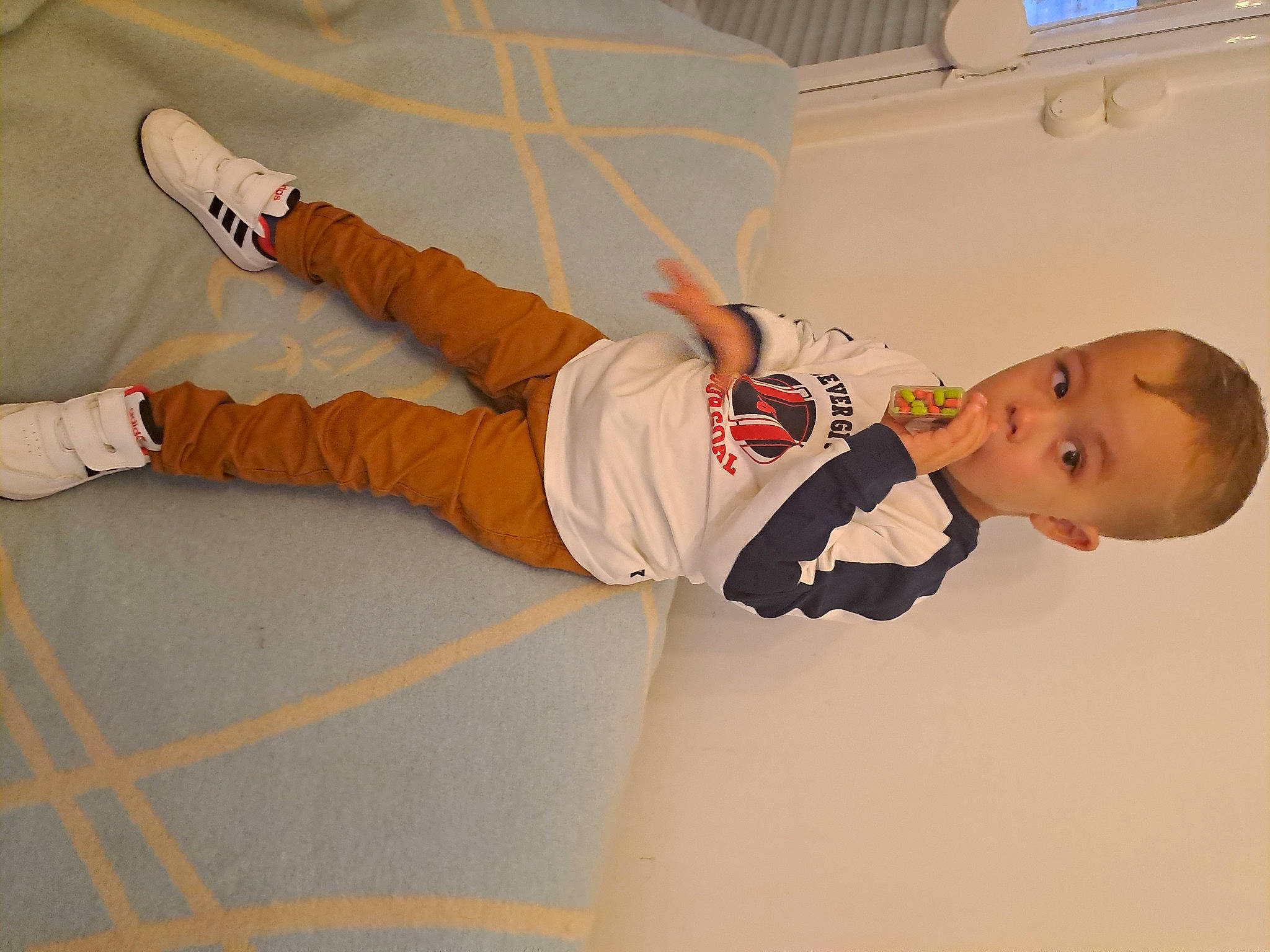 Anthonio a rejoint le concours — aidez-le/la à gagner de superbes lots ! baby, baby_toddler_clothing, child, comfort, elbow, finger, flooring, fun, happy, human_leg, knee, leisure, person, play, room, sitting, sleeve, sock, sportswear, thigh