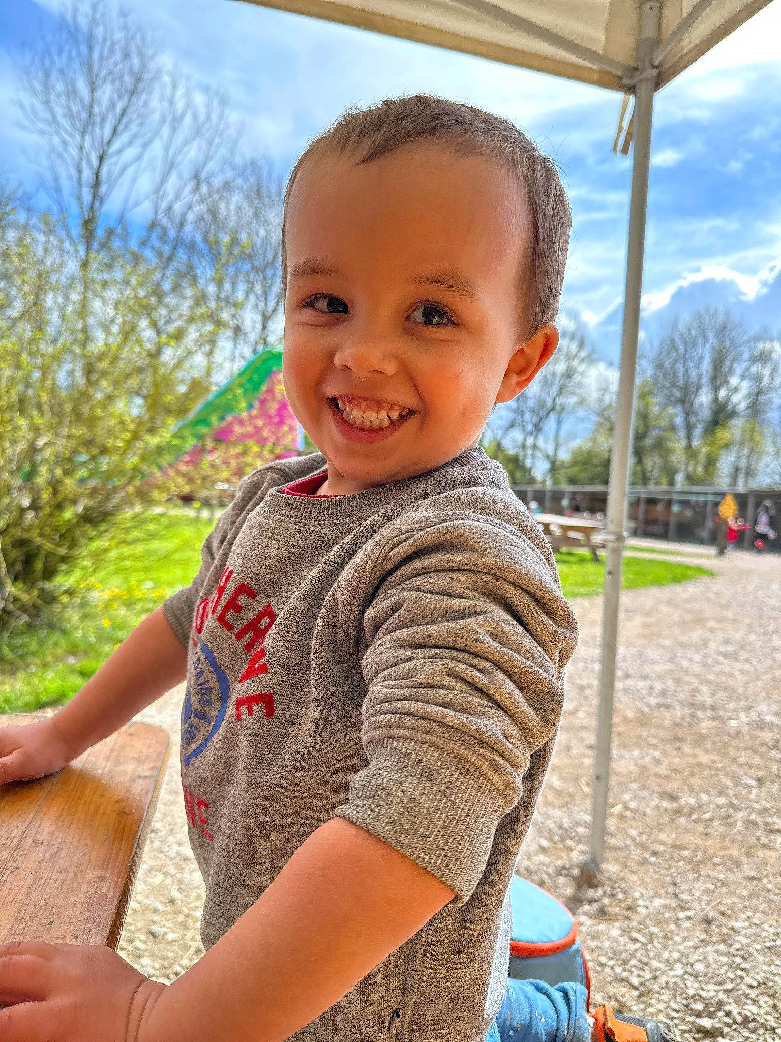Anthonio a rejoint le concours — aidez-le/la à gagner de superbes lots ! child, cloud, fun, grass, happy, joy, leisure, outdoor_play_equipment, people_in_nature, person, plant, recreation, skin, sky, sleeve, smile, standing, sunlight, swing, t_shirt