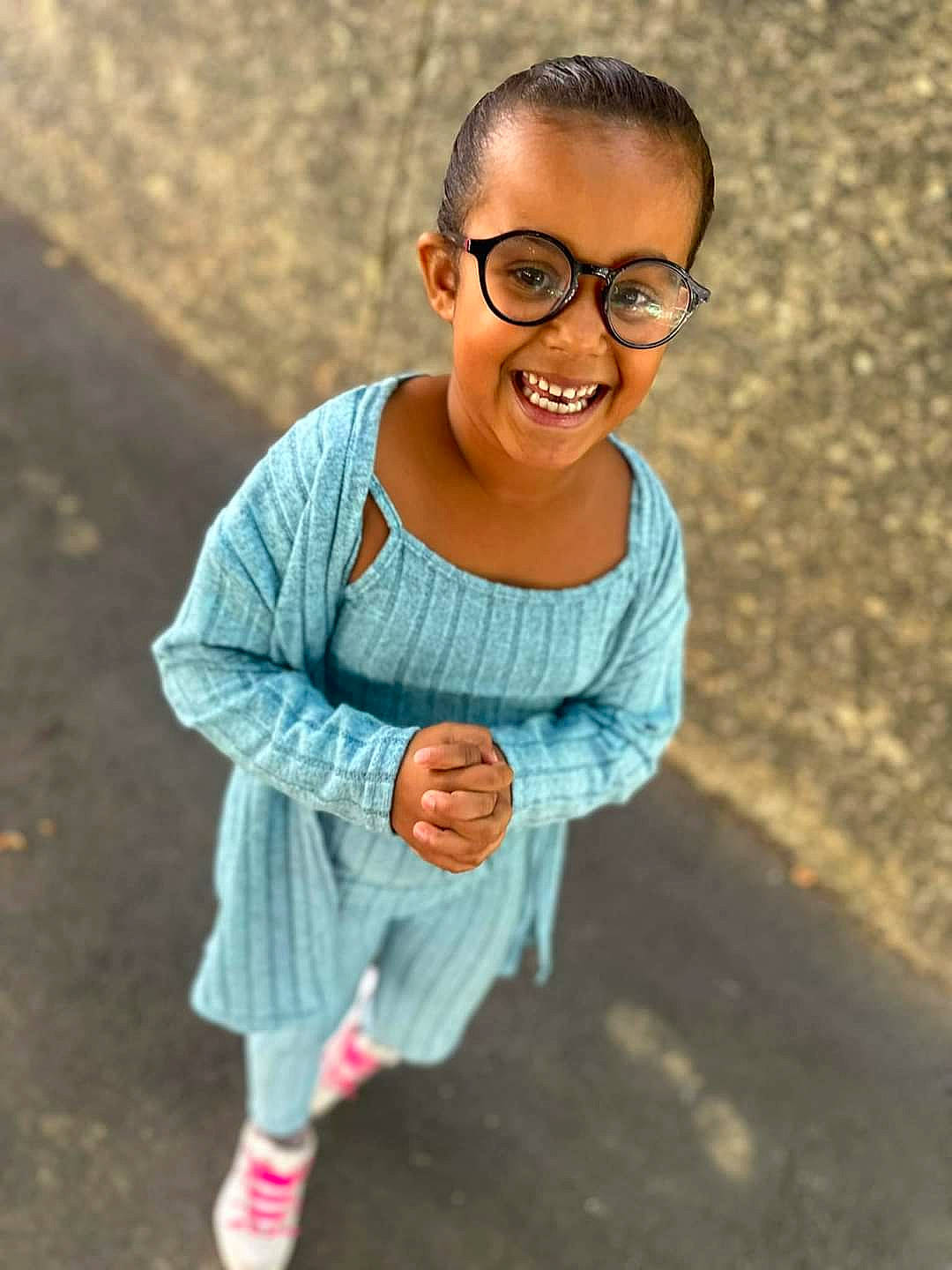 Maelys participe au concours pour gagner de l'argent avec cette photo : baby_toddler_clothing, child, cool, eyewear, face, flash_photography, fun, glasses, grass, happy, joy, leisure, person, recreation, sitting, skin, sleeve, smile, soil, t_shirt