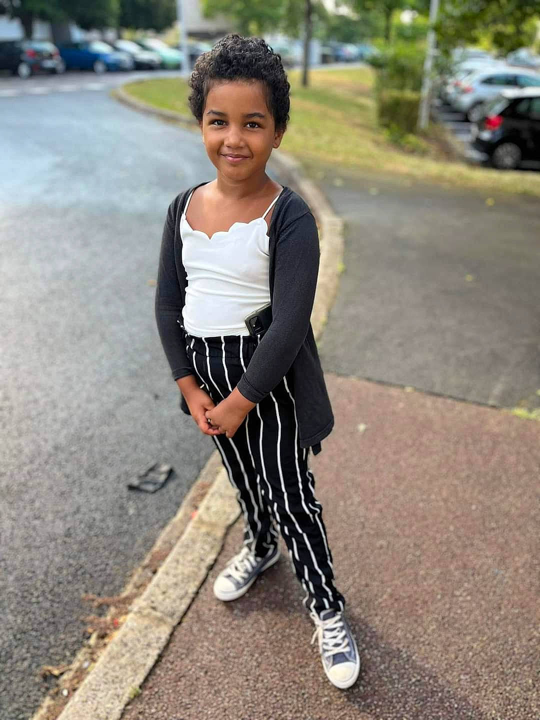 Asia a rejoint le concours — aidez-le/la à gagner de superbes lots ! asphalt, face, fashion_accessory, flash_photography, formal_wear, fun, grass, happy, joy, leisure, pattern, pedestrian, person, recreation, road, sleeve, smile, sportswear, street, t_shirt