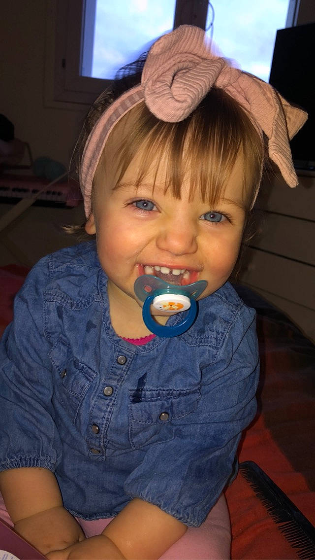 Lynda participe au concours pour gagner de l'argent avec cette photo : baby, baby_toddler_clothing, bangs, blue, cheek, child, clothing, fashion_accessory, forehead, fun, happy, hat, lip, mouth, nose, person, picture_frame, sitting, skin, television
