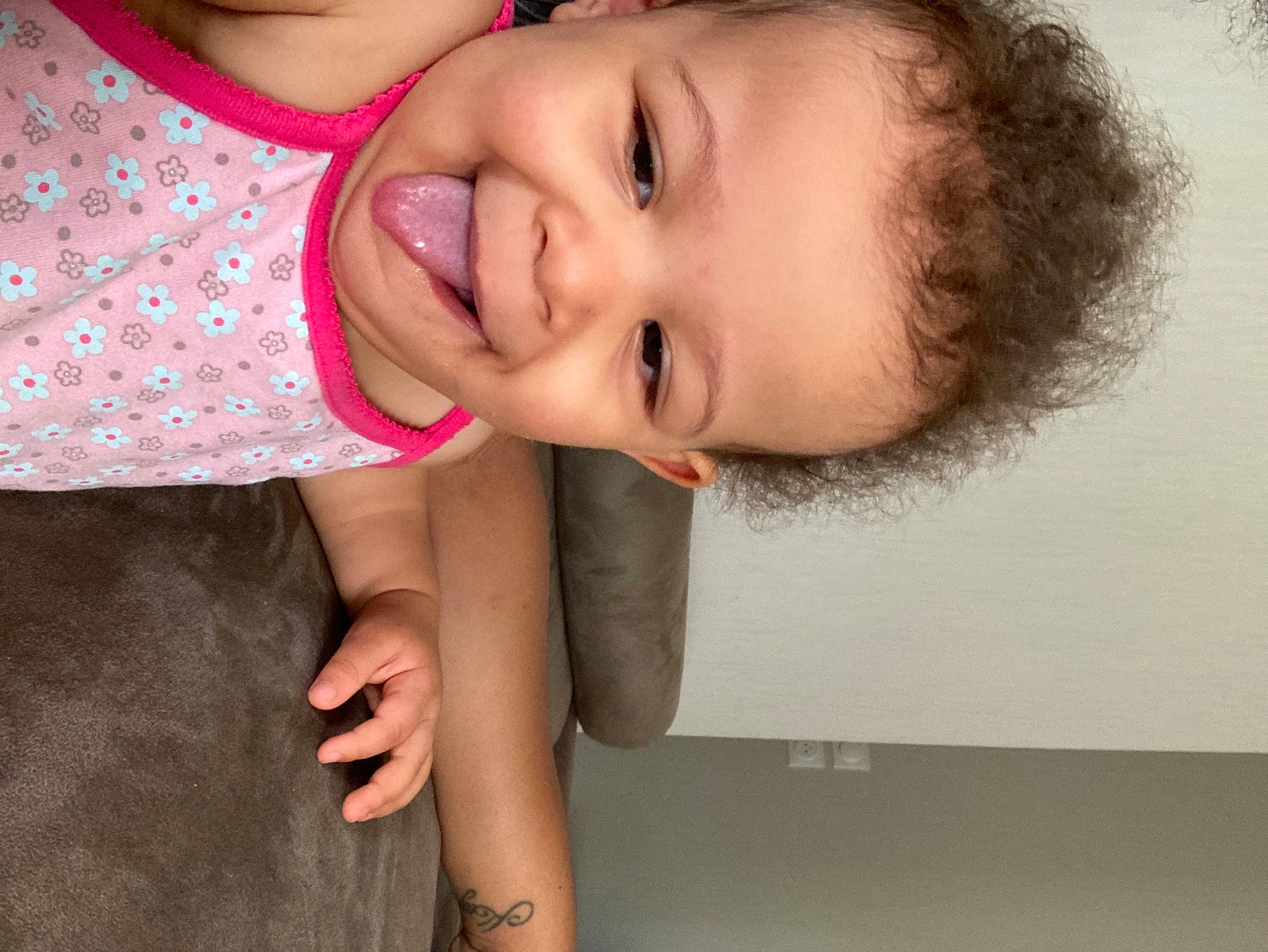 Maïa participe au concours pour gagner de l'argent avec cette photo : baby_toddler_clothing, cheek, chin, dress, eye, eyelash, face, facial_expression, hand, head, human_body, iris, lip, mouth, neck, nose, person, shoulder, skin, sleeve