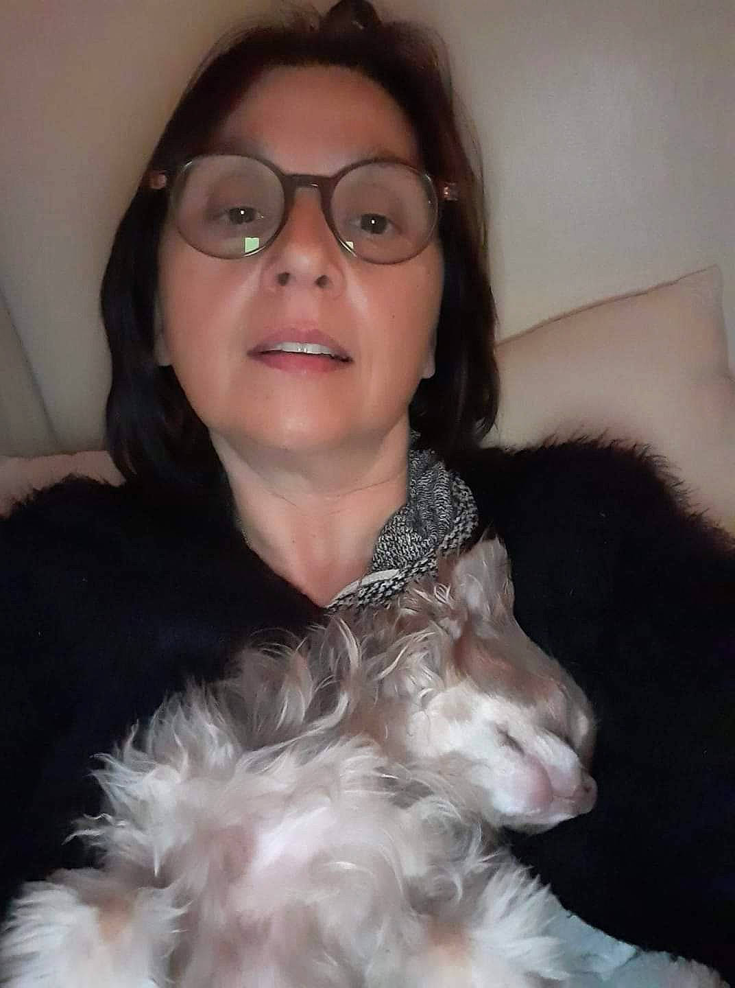 Lady participe au concours pour gagner de l'argent avec cette photo : carnivore, comfort, companion_dog, dog_breed, ear, eyebrow, eyewear, fawn, felidae, glasses, hair, iris, long_hair, nose, organ, skin, small_to_medium_sized_cats, toy_dog, vision_care, whiskers