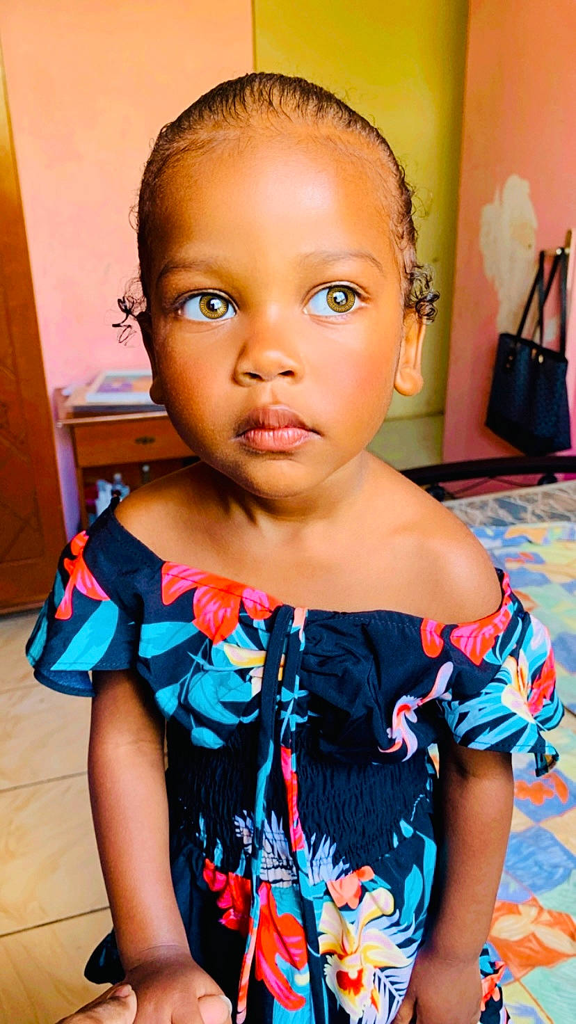 Maëlys a rejoint le concours — aidez-le/la à gagner de superbes lots ! baby_toddler_clothing, cheek, dress, eye, eyebrow, eyelash, face, fashion_design, fun, hair, hairstyle, happy, head, iris, neck, orange, person, pink, red, skin