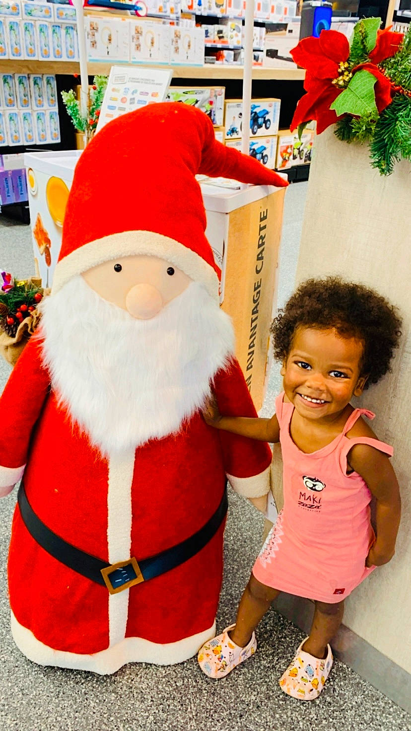 Maëlys a rejoint le concours — aidez-le/la à gagner de superbes lots ! baby, beard, child, christmas, christmas_decoration, christmas_ornament, costume_hat, event, fun, happy, hat, holiday, joy, lap, person, red, santa_claus, shorts, sleeve, smile