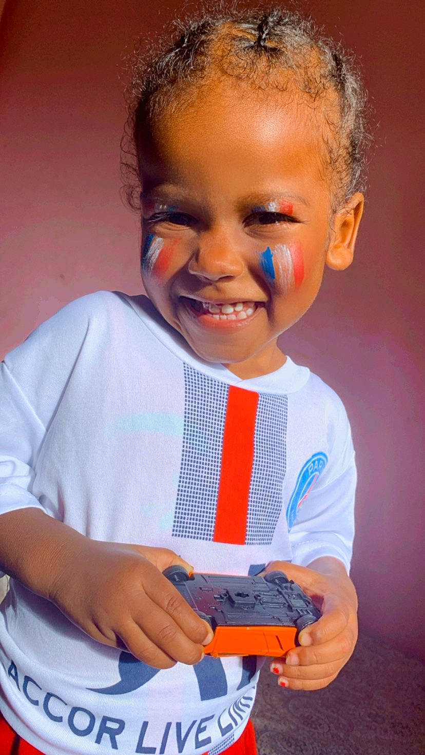 Maëlys participe au concours pour gagner de l'argent avec cette photo : arm, azure, child, elbow, electric_blue, flash_photography, fun, gesture, glove, happy, joint, joy, laugh, organ, person, sitting, skin, sleeve, smile, t_shirt