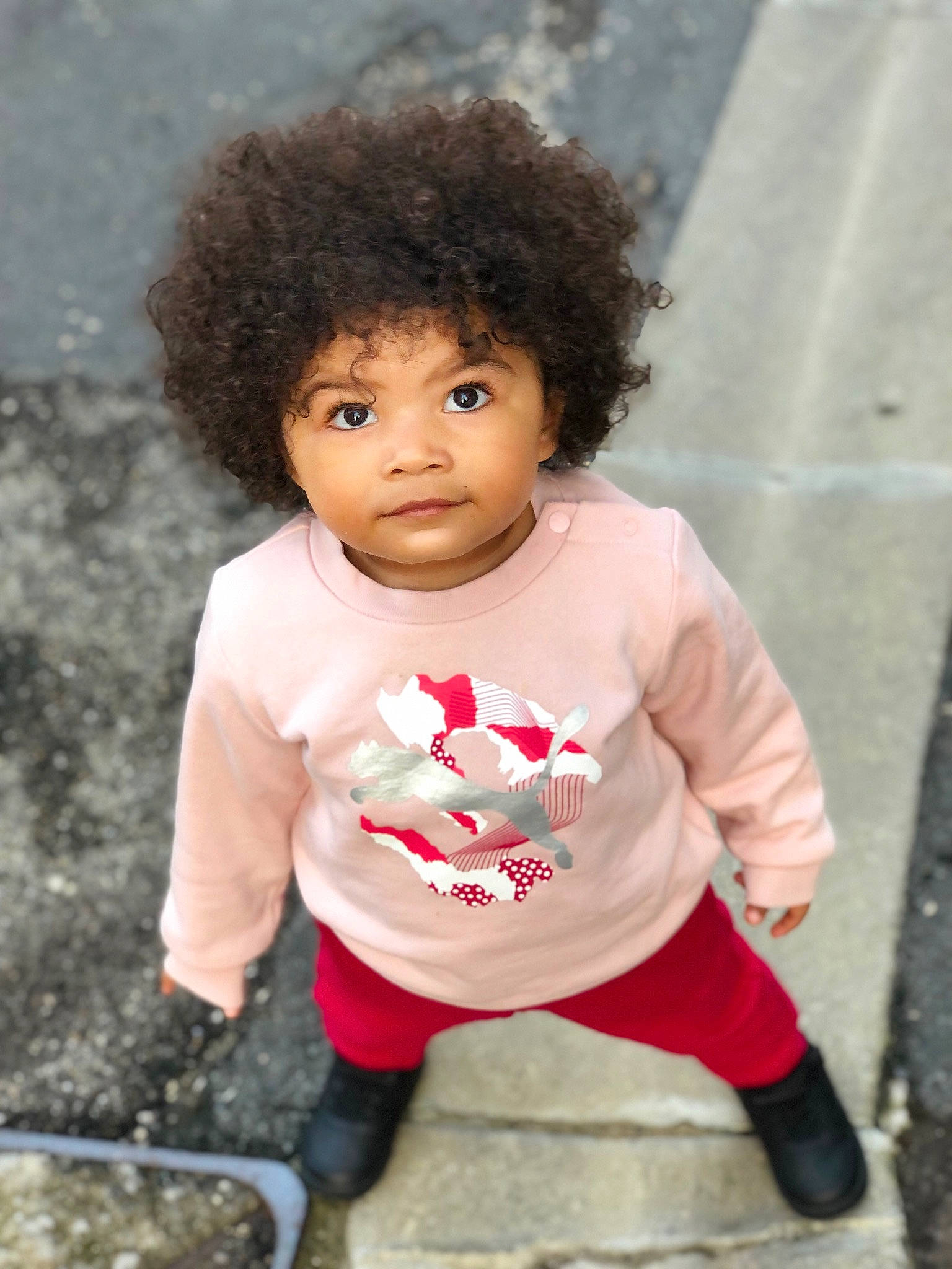 Maïssa participe au concours pour gagner de l'argent avec cette photo : afro, baby_toddler_clothing, cheek, child, chin, eye, face, hair, hairstyle, happy, human, human_body, jheri_curl, lip, nose, person, pink, skin, sleeve, smile