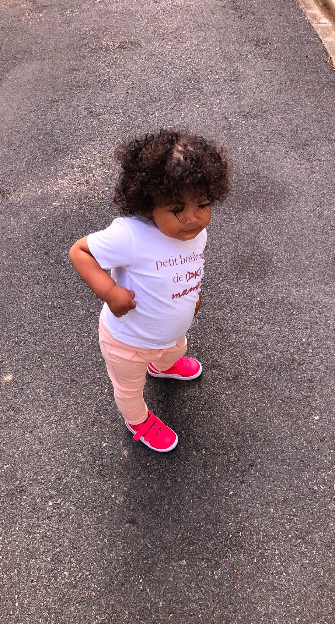 Maïssa participe au concours pour gagner de l'argent avec cette photo : asphalt, baby_toddler_clothing, child, fun, grass, hair, happy, human_leg, leisure, people_in_nature, person, recreation, road_surface, sand, sleeve, soil, t_shirt, tar, thigh, toddler