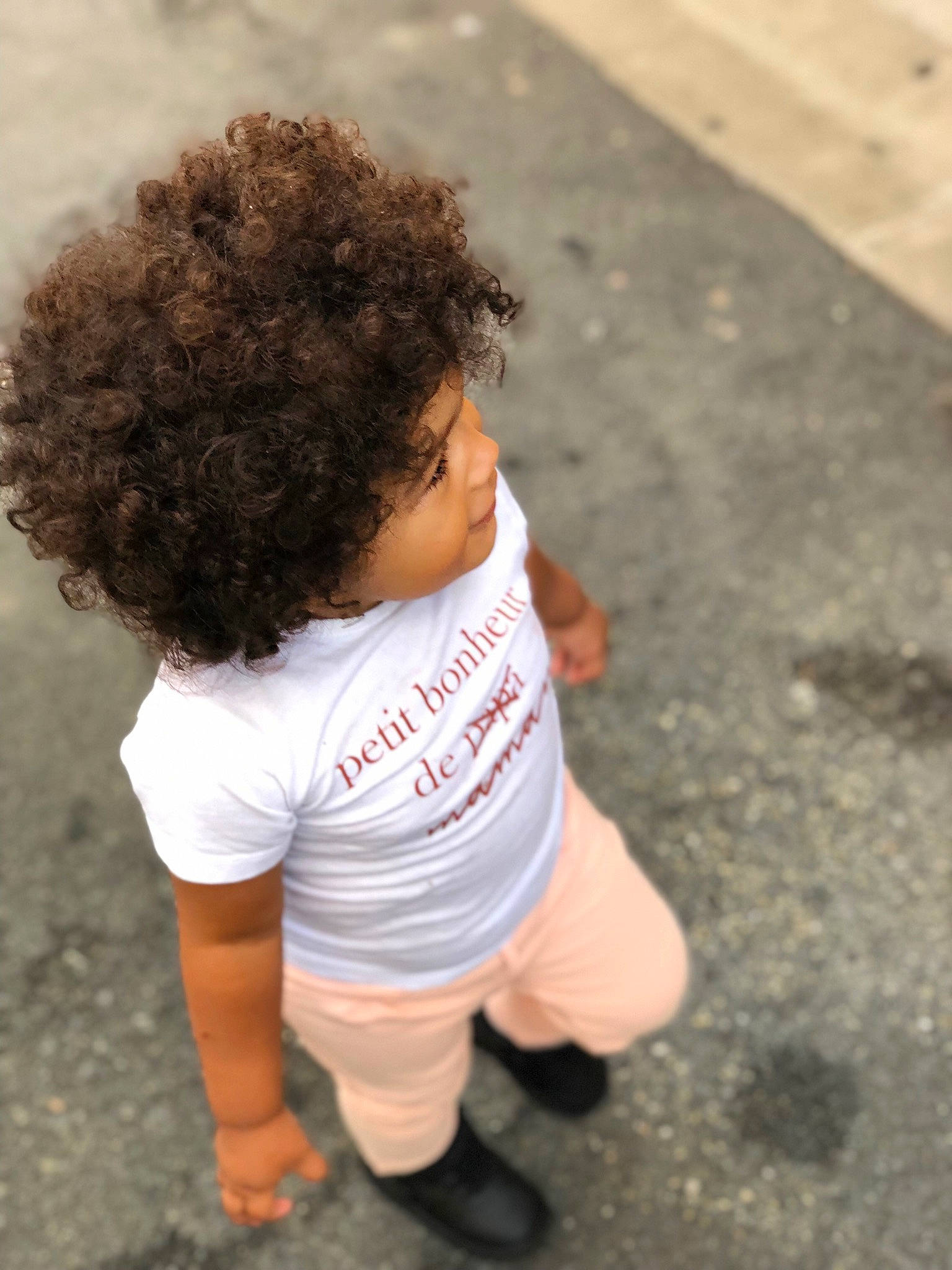 Maïssa participe au concours pour gagner de l'argent avec cette photo : afro, child, foot, fun, hairstyle, hand, happy, human_body, human_leg, knee, leg, person, shorts, skin, sleeve, soil, t_shirt, thigh, thumb, toddler