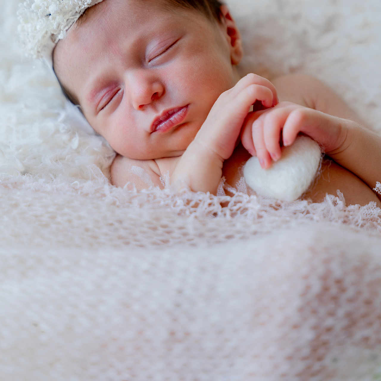 Amelia Lucía a rejoint le concours — aidez-le/la à gagner de superbes lots ! baby, blanket, bodypart, face, finger, hand, happy, head, newborn, person, photography, portrait, sleeping, smile