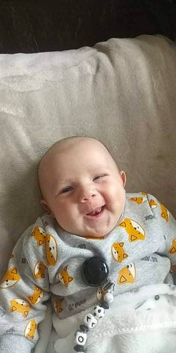 Noa participe au concours pour gagner de l'argent avec cette photo : baby, baby_products, baby_toddler_clothing, cheek, child, comfort, eye, happy, head, iris, laugh, linens, lip, nose, person, portrait_photography, sitting, skin, sleeve, smile