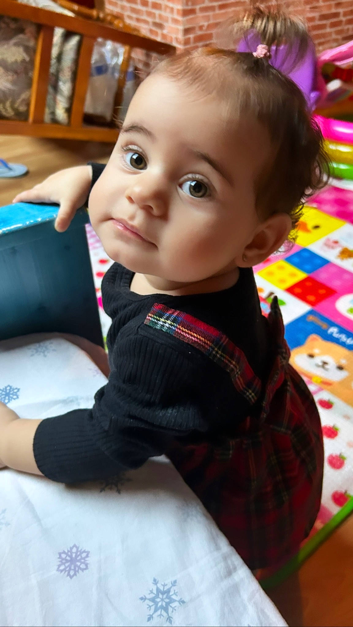 Elise participe au concours pour gagner de l'argent avec cette photo : baby, baby_toddler_clothing, cheek, child, comfort, eye, flooring, fun, happy, head, iris, pattern, person, plaid, play, room, sitting, skin, sleeve, tartan