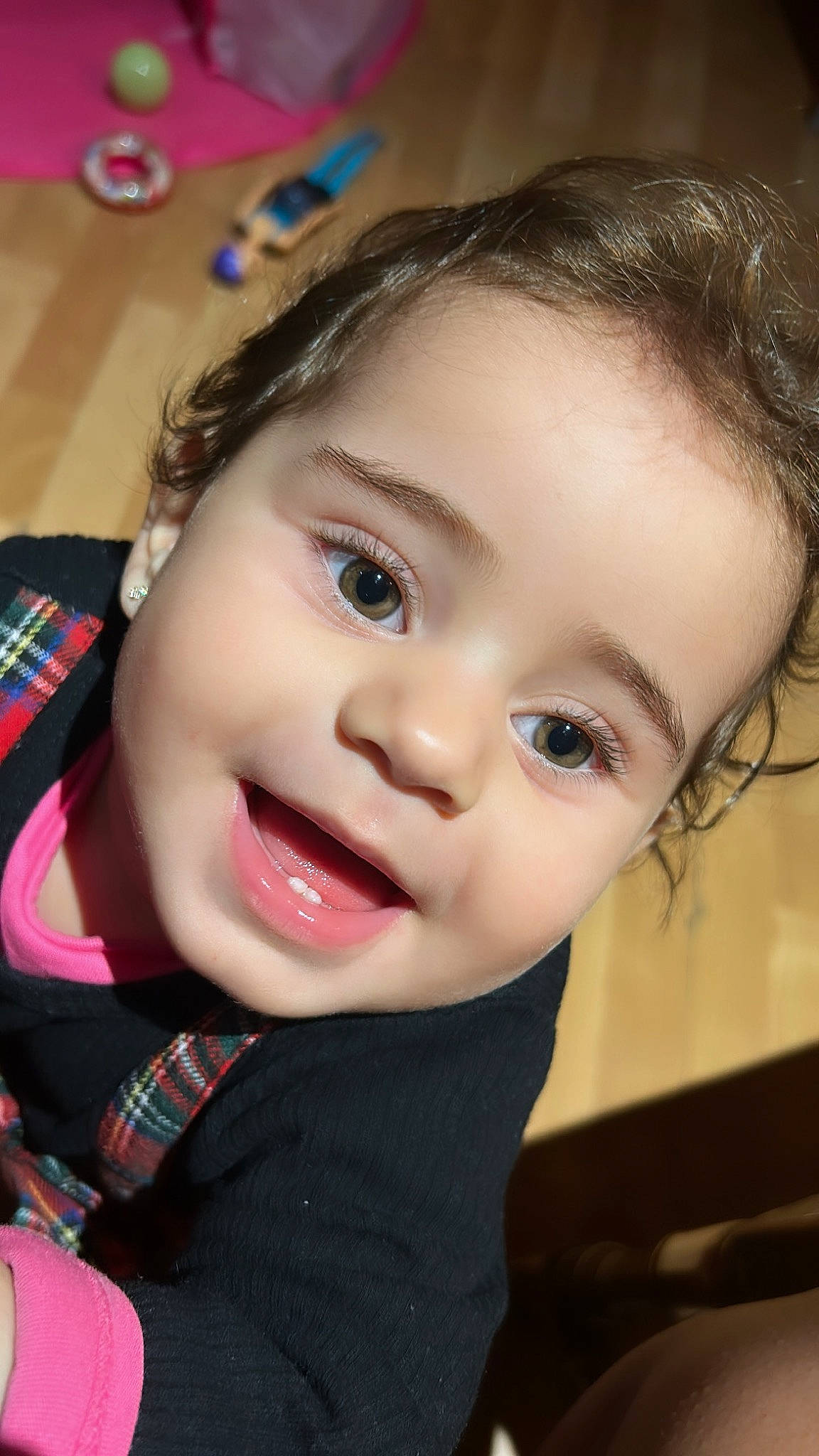 Elise a rejoint le concours — aidez-le/la à gagner de superbes lots ! black_hair, cheek, child, chin, eye, eyebrow, eyelash, flash_photography, forehead, fun, happy, iris, lip, mouth, nose, person, plaid, skin, smile, tartan