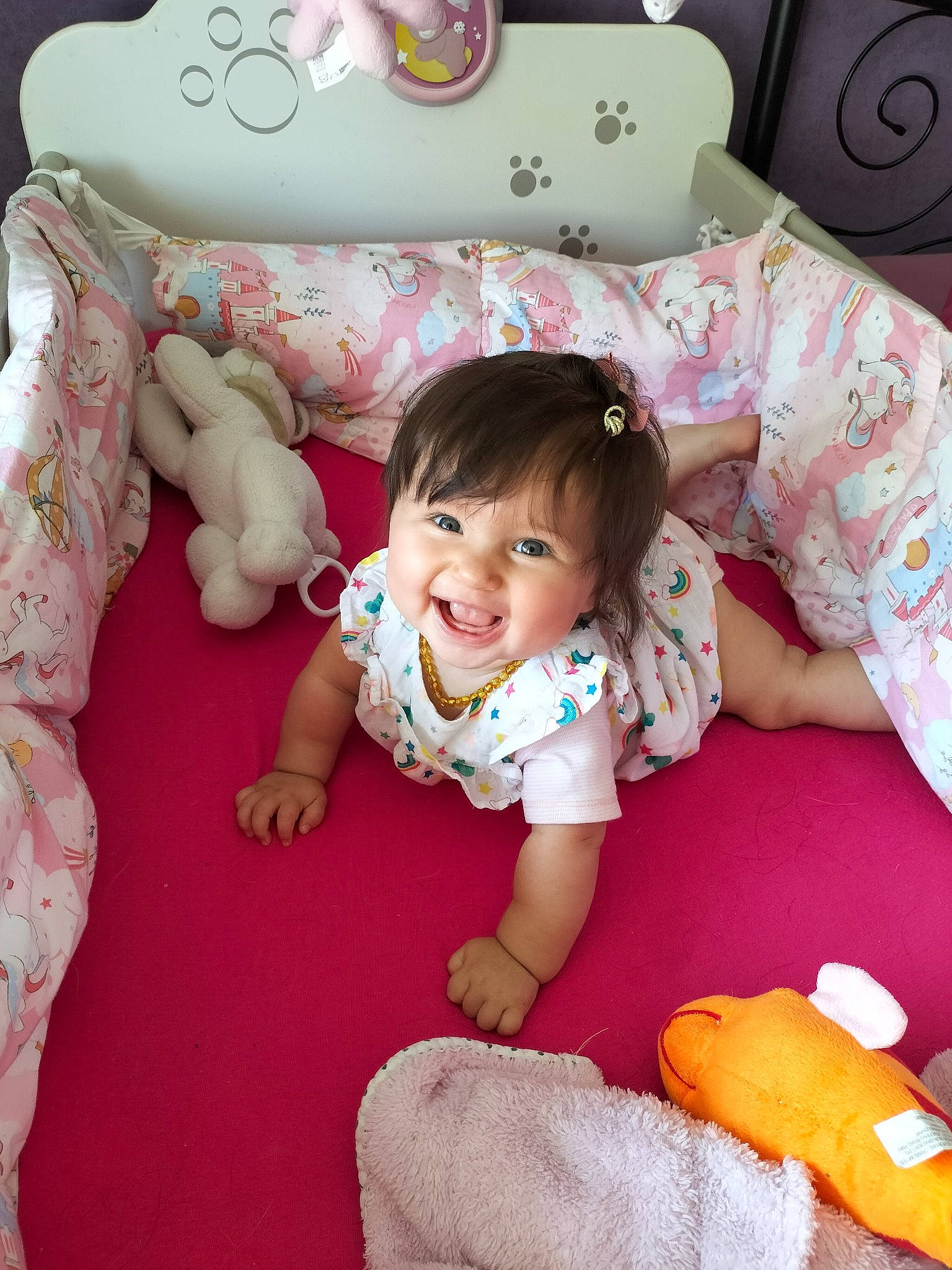 Lùna participe au concours pour gagner de l'argent avec cette photo : baby_toddler_clothing, child, comfort, finger, flooring, fun, happy, joy, magenta, person, pillow, pink, room, sitting, skin, sleeve, smile, sock, textile, toddler
