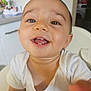 Seiji a rejoint le concours — aidez-le/la à gagner de superbes lots ! baby, child, smiling, face, teeth, hand, white_clothing, indoor, high_chair, kitchen, toy, happy, cute, young, skin, expression, person, infant, closeup, mouth