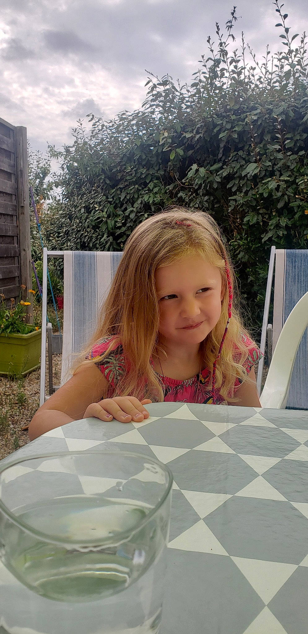 Moana participe au concours pour gagner de l'argent avec cette photo : child, fun, joy, leisure, person, play, sitting, summer, table, toddler, vacation