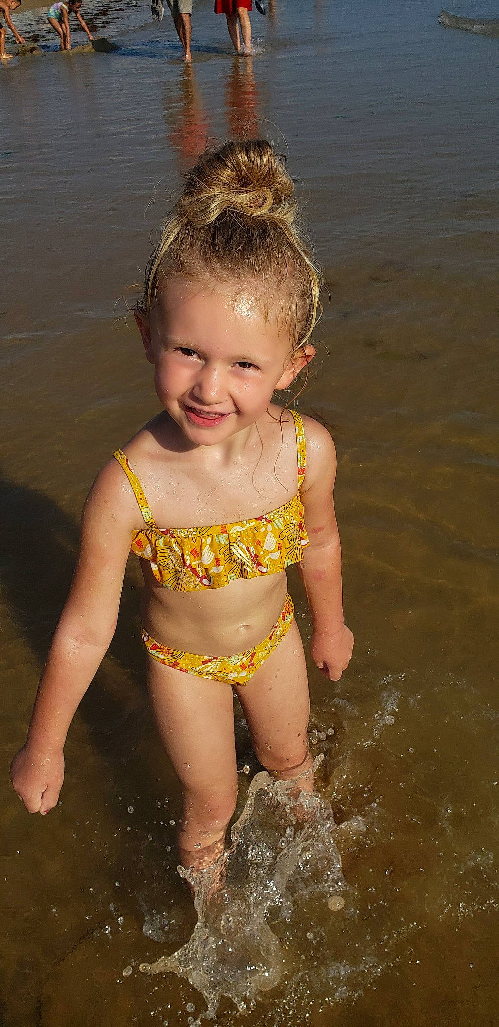 Moana participe au concours pour gagner de l'argent avec cette photo : bathing, child, fun, joy, leotard, maillot, one_piece_swimsuit, person, play, smile, summer, swimwear, toddler, vacation