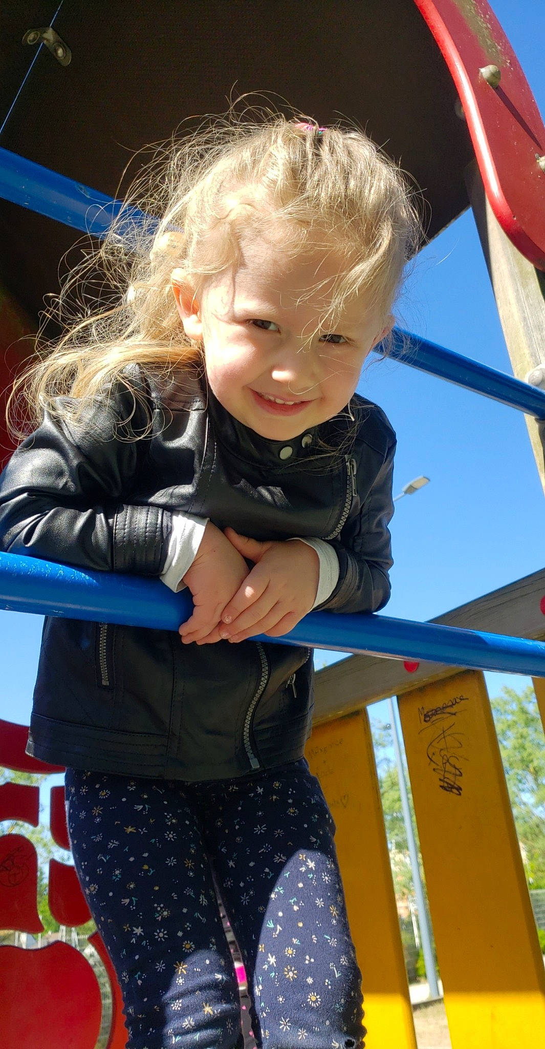 Moana participe au concours pour gagner de l'argent avec cette photo : child, joy, person, play, playground, public_space, toddler