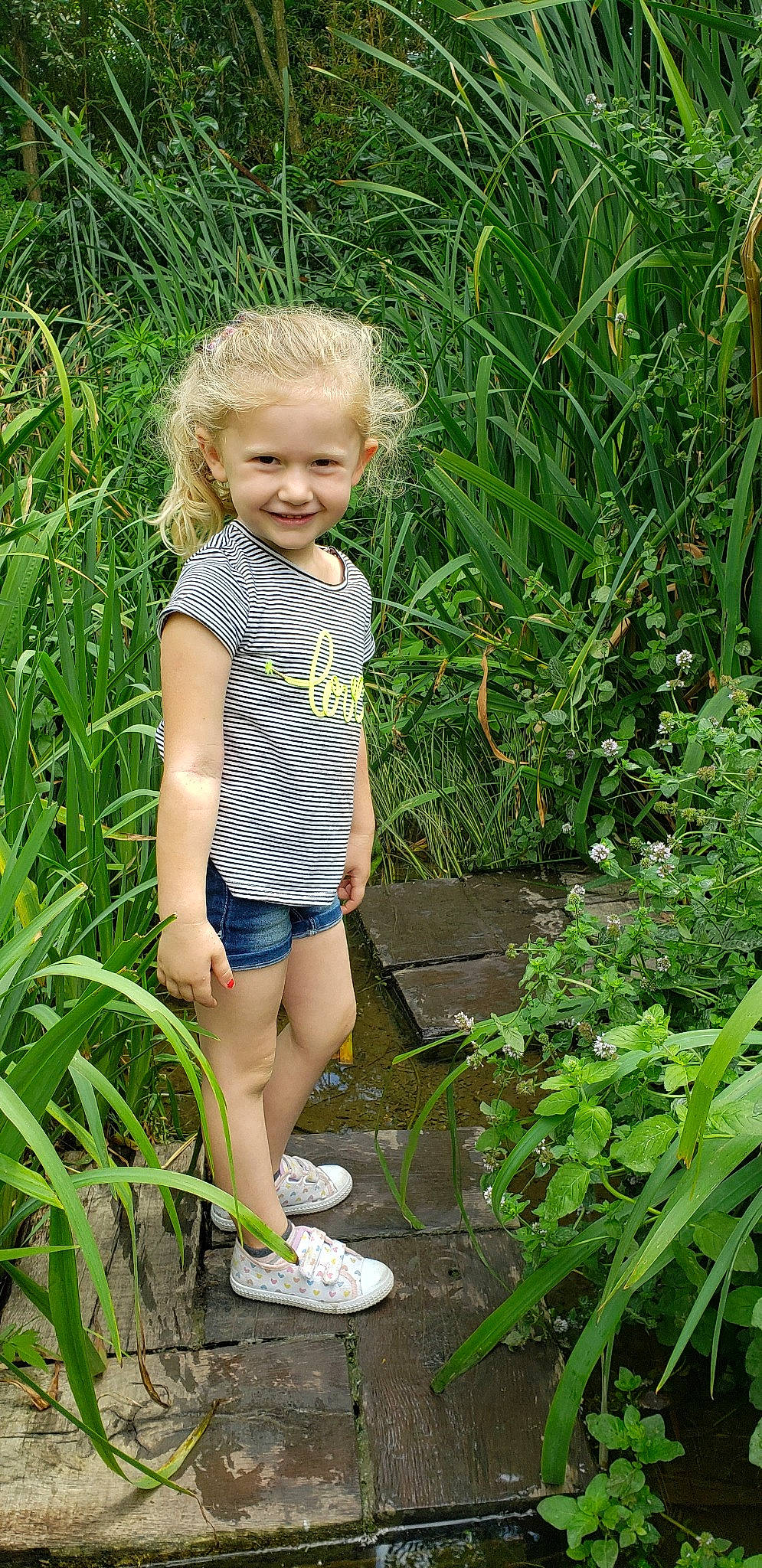 Moana a rejoint le concours — aidez-le/la à gagner de superbes lots ! blond, botany, child, child_model, fawn, footwear, garden, grass, grass_family, joy, pattern, people_in_nature, person, plant, shoe, shorts, toddler, wildflower