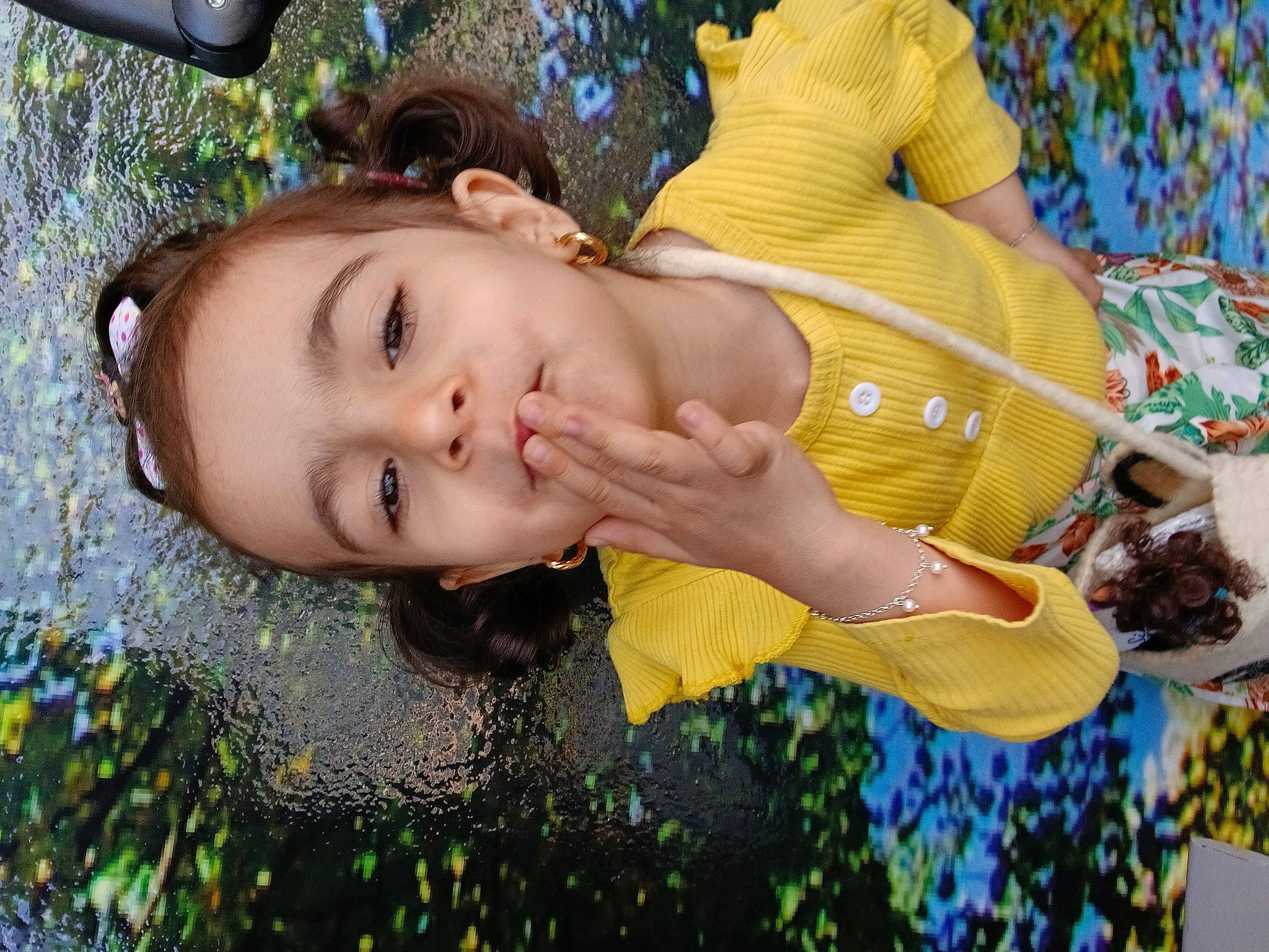 Anays participe au concours pour gagner de l'argent avec cette photo : child, flash_photography, fun, grass, green, happy, leisure, people_in_nature, person, portrait_photography, smile, toddler, tree, yellow